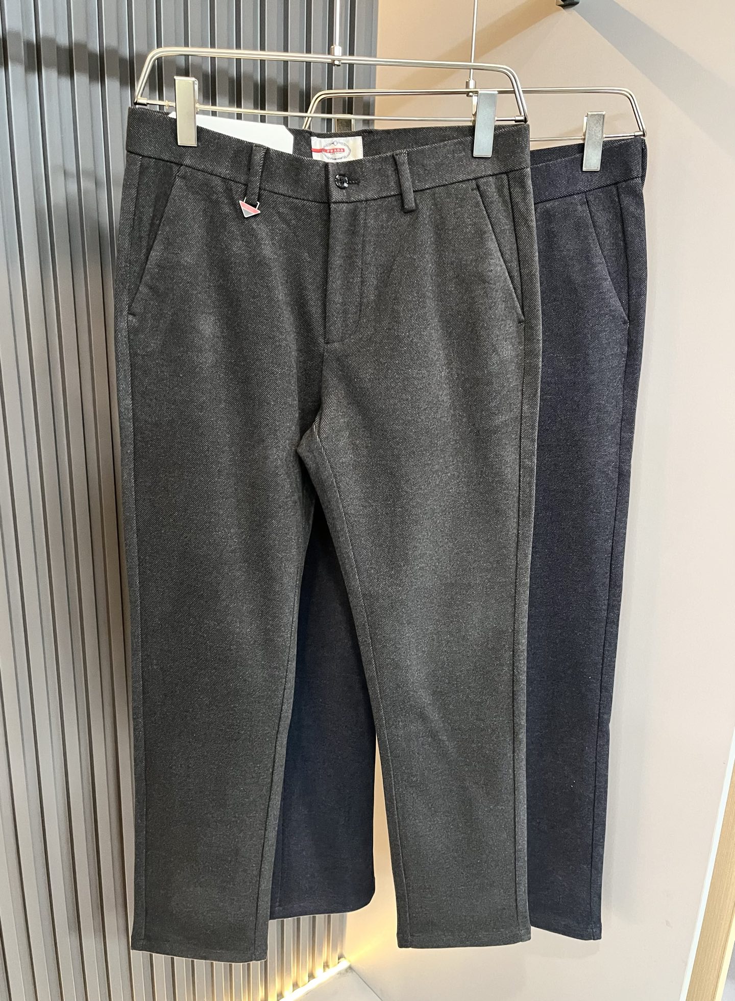 NO:571773,PRA*DA 2025 autumn and winter new cashmere trousers, men's classic business casual basic trousers and trousers!  Trading company channels are rare, leading official website sales!  A pair of trousers with both design value and practical wearability. Taking into account the fashion sense at the same time, it is definitely the best item of the P family this year!  Customized original cashmere fabric!  Getting the real thing will definitely make you want to repurchase infinitely!  The basic style of suit pants, with just the right cutting technology, is very tolerant to the body shape, can well modify the shape of the legs, visually makes the legs longer and straighter, and adds a lot of points to your appearance and aura!  Customized YKK metal zippers, customized original logo hardware and accessories for decoration!  The iconic classic logo hardware badge patch on the back is self-evident in its recognition and luxury, and it is low-key without losing the sense of identity!  The autumn and winter trousers are a versatile and basic classic that can be easily used for both business and leisure. There is no reason not to buy them!  Size 30-40 37 39,,prada,business suit,alexander wang19860909PRA*DA 普*达 2025秋冬新款羊绒西裤,男士经典商务休闲基础长裤西裤！贸易公司渠道稀出,领先官网发售！设计值与实穿性均在线的一款裤装,兼顾时尚感的同时,绝对算得上是今年P家最佳单品无疑！定制原版羊绒面料！实物到手绝对会让你有无限回购的渴望！基础的西装裤版型,恰到好处的裁剪工艺,对于身材包容性极好,能够很好的修饰腿型,在视觉上显腿长显腿直,为你的颜值与气场加分不少！客供定制YKK金属拉链,定制原版logo五金辅料修饰！后幅标志性经典标五金徽章贴饰,其辨识度与奢华感不言而喻,低调中不失身份感！的秋冬神裤,百搭基础的经典,商务休闲皆可轻松应对,根本找不到不入手的理由！尺码30-40 37 39,,prada,business suit,alexander wang,Men's clothing