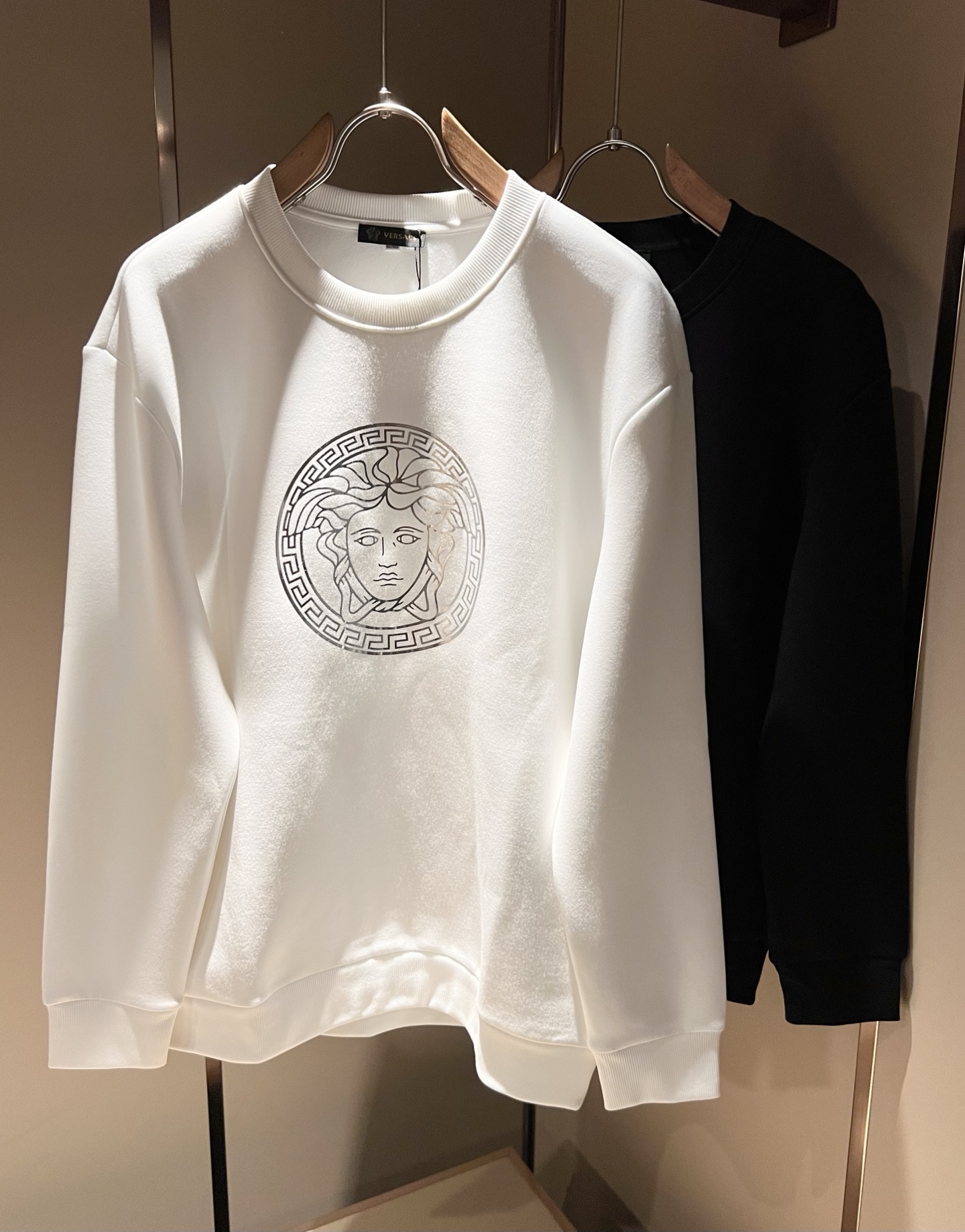 NO:571809,VERS*CE/Fan*zhe 2025 autumn and winter new product original long-sleeved sweatshirt, VERS*CE/Fan*zhe trading company channel product value recommended sweatshirt, Medusa logo laminated pattern design on the chest!  The decoration is extremely exquisite and has a strong three-dimensional sense. It can only be produced with advanced German equipment, highlighting the visually invincible shocking luxury. The craftsmanship is extremely high and the craftsmanship is very important!  The pure cotton fabric imported from customers has excellent skin-friendliness, the details are perfect and impeccable, the upper body effect is very good, very eye-catching, and the rate of return is undoubted. It is an excellent item to improve the vision in the wardrobe, whether it is worn inside or alone, it is very handsome. Sizes M-3XL, versace, hoodie, sweatshirts, alexander wang19860909VERS*CE/范*哲 2025秋冬新品原单长袖卫衣,VERS*CE/范*哲 贸易公司渠道 产品 值的推荐卫衣 ,胸前美杜莎logo压胶图案设计！装饰极为精致立体感极强,唯有德国先进设备方能制作,凸显了视觉无敌的震撼奢华,工艺水准极高,非常重工匠心！客供进口纯棉面料,亲肤性绝佳,细节极致完美,无可挑剔,上身效果非常出色,非常招眼吸睛,回头率毋庸置疑,衣橱里改良视觉的绝佳单品,无论内搭还是单穿都爆帅十足.尺码M-3XL,,versace,hoodie,sweatshirts,alexander wang,Men's clothing