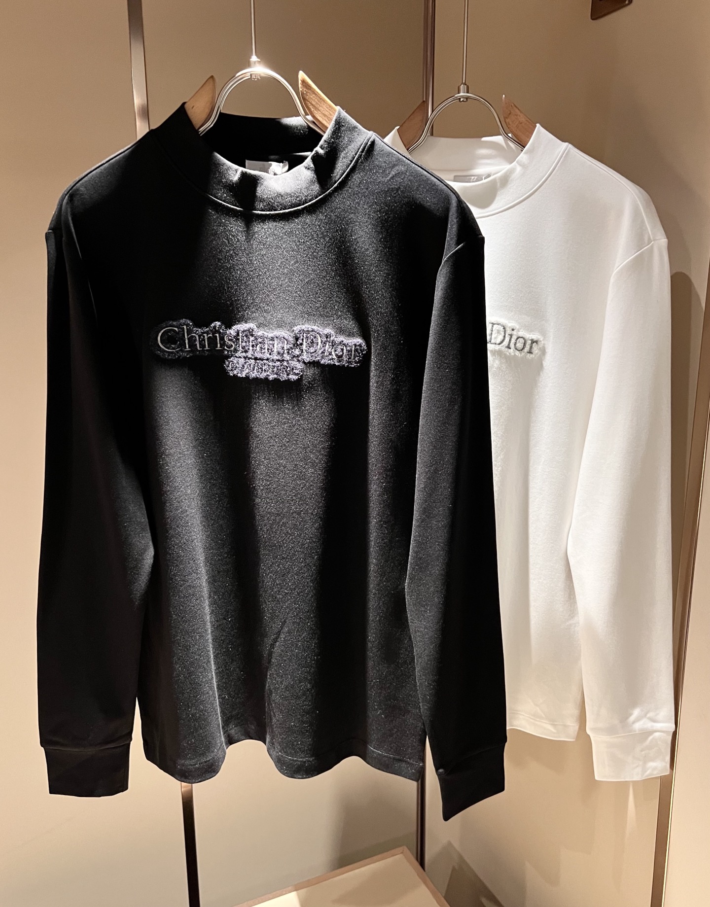 NO:571808,Dio*r Dijia's new 2025 autumn and winter long-sleeved bottoming shirts are on sale simultaneously at counters!  Customized exclusive pure cotton fabric, logo design embroidered on the chest!  Simple and elegant, easy to match and versatile, extremely high-grade, perfectly integrated into fashion and style, it is a top-notch fashionable style that is perfect for outer wear!  The whole thing gives people a natural feeling!  The ultimate classic and versatile short-sleeved T-shirt. Fans who pursue high quality should rush to buy it by themselves. We sincerely invite all fans who know the product to appreciate this style together!  !  Size M-3XL,,dior,dior,T-shirt,tees,t-shirt,alexander wang19860909Dio*r迪家2025秋冬新款长袖打底衫,专柜同步发售！定制专属纯棉面料,胸前刺绣logo图案设计！简约大方,从容百搭,档次极高,完美融入时尚还有风情感一款完美符合外穿的顶尖时髦气质款！整体给人浑然天成的感觉！极致经典的百搭型短袖T恤,追求高品质的粉丝们请自行抢购,诚邀所有识货的粉丝一同鉴赏此款！！尺码M-3XL,,dior,dior,T-shirt,tees，t-shirt,alexander wang,Men's clothing