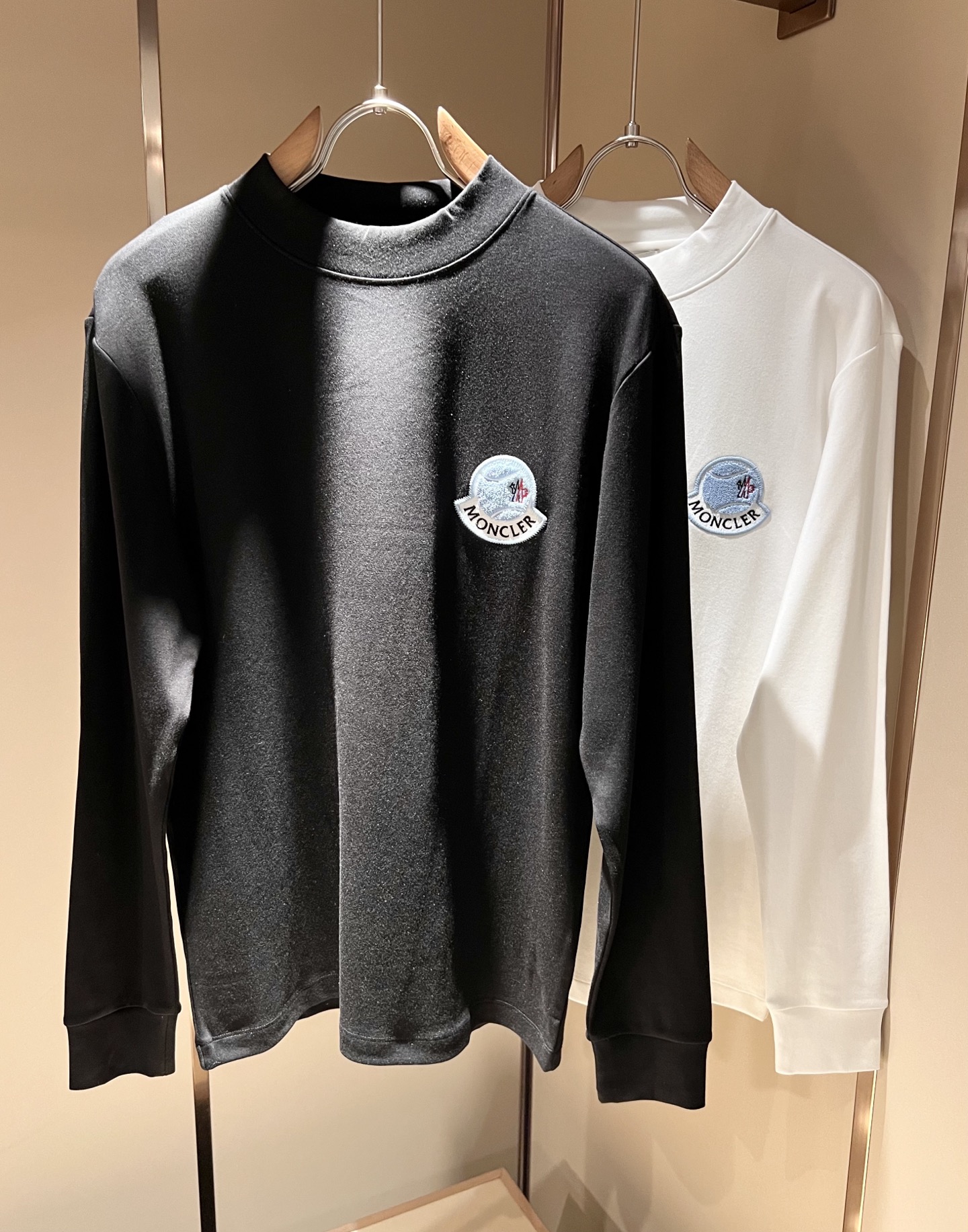 NO:571803,Moncler 2025 new autumn and winter trade order long-sleeved bottoming shirt with mouth covering, full condition!  !  Internet celebrity model!  Logo embroidery design on the chest!  The upper body is comfortable and breathable, not stiff, and the overall body has a rich three-dimensional feel. It is a quality export order and is customized with exclusive baby velvet fabric tailoring to meet the simple needs of commuters. The upper body effect is very good, slimming, and not picky about the figure. The fabric workmanship... is impeccable. Only good craftsmanship and good fabrics can produce a good taste. It is a must-have item for everyone!  Size M-3XL,,Moncler,alexander wang19860909Moncler蒙口2025秋冬新款贸易订单长袖打底衫,全品相！！网红款！胸前logo图案刺绣设计！上身舒适透气,不僵硬,整体有着丰富的立体感,品质出口订单,定制专属婴儿绒面料剪裁,满足通勤人们对于着装的简约需求,上身效果很好,显瘦,不挑剔身材.面料做工....无可挑剔,好工艺好面料才能穿出好品味一款,人手必备单品！尺码M-3XL,,Moncler,alexander wang,Men's clothing