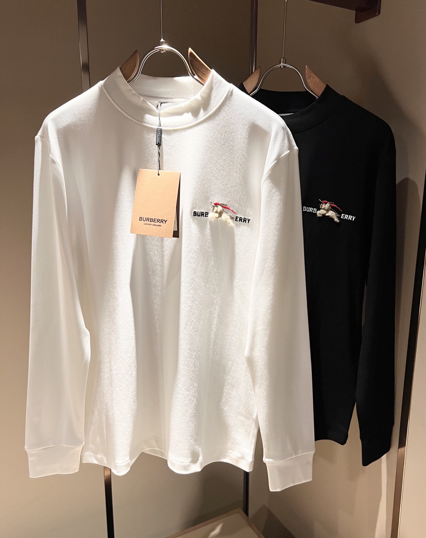 NO:571811,Bur*erry 2025 autumn and winter new men's base shirt, the brand's latest design elements!  It’s neither monotonous nor complicated, just the right amount to show off your taste!  Logo embroidery design on the body!  Comfortable, sweat-absorbent and breathable are no problem, customized original baby velvet cotton fabric!  The unique sense of luxury presents a simple and elegant temperament!  Full three-dimensional! Standard cutting design!  Every detail is in sync with high-end fashion. Sizes: M-3XL, burberry, alexander wang19860909Bur*erry 巴*莉 2025秋冬新款男士打底衫,品牌最新设计元素！既不单调也不复杂,恰到好处的展现品味！衣身logo图案刺绣设计！舒适吸汗透气根本不在话下,定制原版婴儿绒棉面料！独具的高奢感呈现简约优雅气质！饱满立体!标准裁剪设计！每一处细节都是与高端时尚同步的体现.尺码:M-3XL,,burberry,alexander wang,Men's clothing