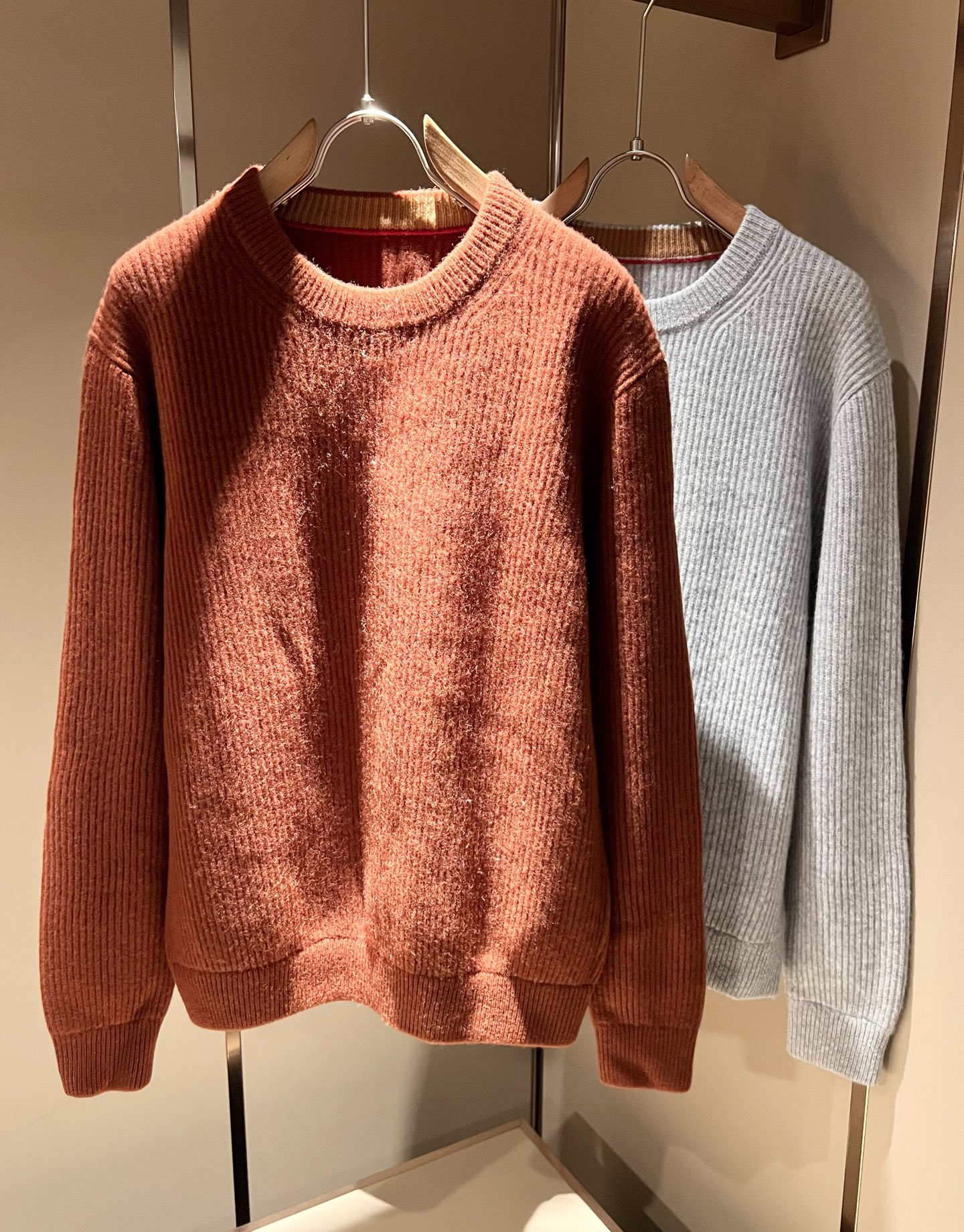 NO:571817,Loro Piana 2025 autumn and winter men's latest trade order lapel knitted woolen sweater, all in good condition!  !  The upper body is comfortable and breathable, not stiff, and the overall body has a rich three-dimensional sense. Quality export order, logo leather pattern design on the back clothes!  The tailoring of the exclusive knitted wool fabric meets the simple needs of commuters. The upper body effect is very good, slimming, and not picky about the figure. The workmanship of the fabric... is impeccable. Only good craftsmanship and good fabrics can make you wear a good taste. It is a must-have item for everyone!  Size M-3XL,,loro piana,alexander wang19860909Loro Piana诺悠翩雅 2025秋冬男士最新的贸易订单翻领针织羊毛衫,全品相！！上身舒适透气,不僵硬,整体有着丰富的立体感,品质出口订单,后服logo皮革图案设计！定制专属针织羊毛面料剪裁,满足通勤人们对于着装的简约需求,上身效果很好,显瘦,不挑剔身材.面料做工....无可挑剔,好工艺好面料才能穿出好品味一款,人手必备单品！尺码M-3XL,,loro piana,alexander wang,Men's clothing