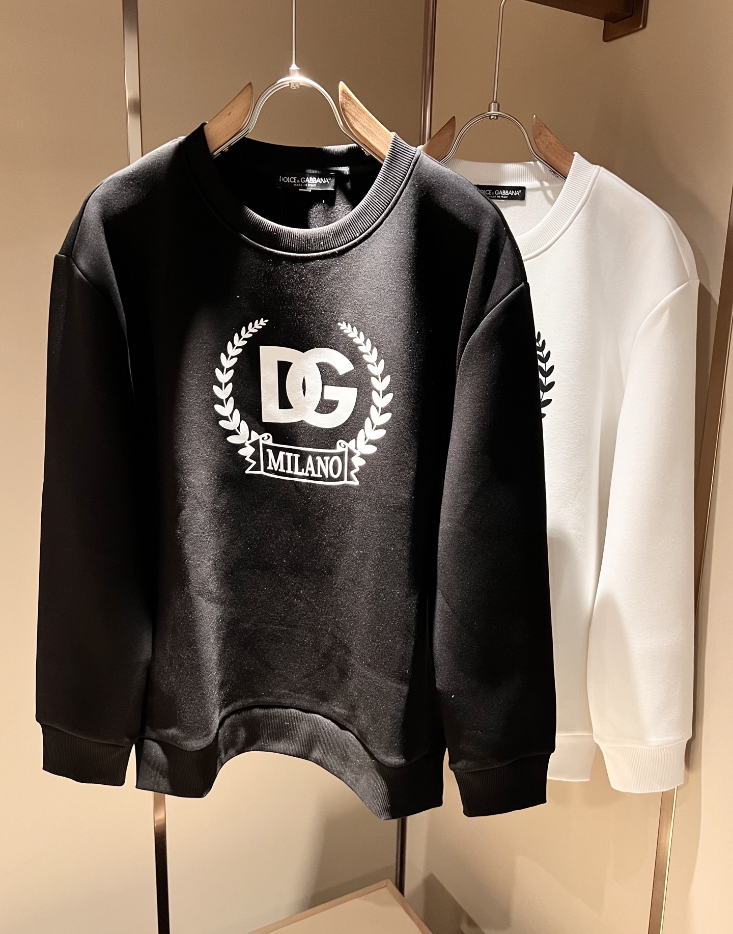 NO:571801,Dolce&Gabba*a's new 2025 autumn and winter sweatshirts for men and women are on sale simultaneously at counters!  Customized exclusive pure cotton fabric, with letter logo embossed printing technology design on the chest!  Simple and elegant, easy to match and versatile, extremely high-grade, perfectly integrated into fashion and style, it is a top-notch fashionable style that is perfect for outer wear!  The whole thing gives people a natural feeling!  The ultimate classic versatile short-sleeved T-shirt, using the latest three-dimensional logo elements to highlight the concave and convex texture!  The ultimate heavy work, the ultimate perfection!  Fans who pursue high quality should rush to buy it by themselves, and we sincerely invite all fans who know the goods to appreciate this model together!  !  Size M-3XL,,Dolce&Gabbana,Dolce&Gabbana,hoodie,sweatshirts,T-shirt,tees,t-shirt,alexander wang19860909Dolce&Gabba*a 杜嘉*纳2025秋冬新款男女同款卫衣,专柜同步发售！定制专属纯棉面料,胸前字母logo压胶印花工艺设计！简约大方,从容百搭,档次极高,完美融入时尚还有风情感一款完美符合外穿的顶尖时髦气质款！整体给人浑然天成的感觉！极致经典的百搭型短袖T恤,采用最新的立体logo元素凸显凹凸质感！极致的重工极致的完美！追求高品质的粉丝们请自行抢购,诚邀所有识货的粉丝一同鉴赏此款！！尺码M-3XL,,Dolce&Gabbana,Dolce&Gabbana,hoodie,sweatshirts,T-shirt,tees，t-shirt,alexander wang,Men's clothing