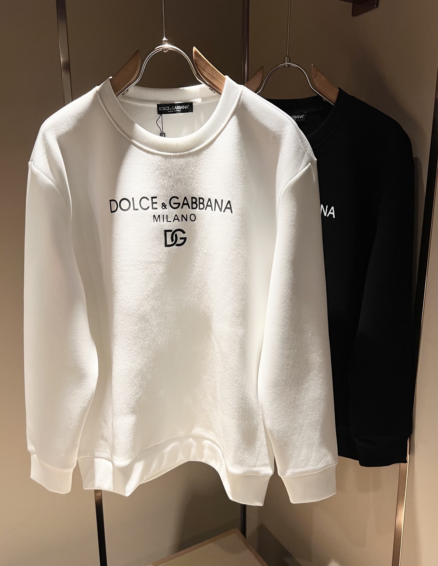 NO:571807,Dolce&Gabba*a's new 2025 autumn and winter sweatshirts for men and women are on sale simultaneously at counters!  Customized exclusive pure cotton fabric, with letter logo embossed printing technology design on the chest!  Simple and elegant, easy to match and versatile, extremely high-grade, perfectly integrated into fashion and style, it is a top-notch fashionable style that is perfect for outer wear!  The whole thing gives people a natural feeling!  The ultimate classic versatile short-sleeved T-shirt, using the latest three-dimensional logo elements to highlight the concave and convex texture!  The ultimate heavy work, the ultimate perfection!  Fans who pursue high quality should rush to buy it by themselves, and we sincerely invite all fans who know the goods to appreciate this model together!  !  Size M-3XL,,Dolce&Gabbana,Dolce&Gabbana,hoodie,sweatshirts,T-shirt,tees,t-shirt,alexander wang19860909Dolce&Gabba*a 杜嘉*纳2025秋冬新款男女同款卫衣,专柜同步发售！定制专属纯棉面料,胸前字母logo压胶印花工艺设计！简约大方,从容百搭,档次极高,完美融入时尚还有风情感一款完美符合外穿的顶尖时髦气质款！整体给人浑然天成的感觉！极致经典的百搭型短袖T恤,采用最新的立体logo元素凸显凹凸质感！极致的重工极致的完美！追求高品质的粉丝们请自行抢购,诚邀所有识货的粉丝一同鉴赏此款！！尺码M-3XL,,Dolce&Gabbana,Dolce&Gabbana,hoodie,sweatshirts,T-shirt,tees，t-shirt,alexander wang,Men's clothing