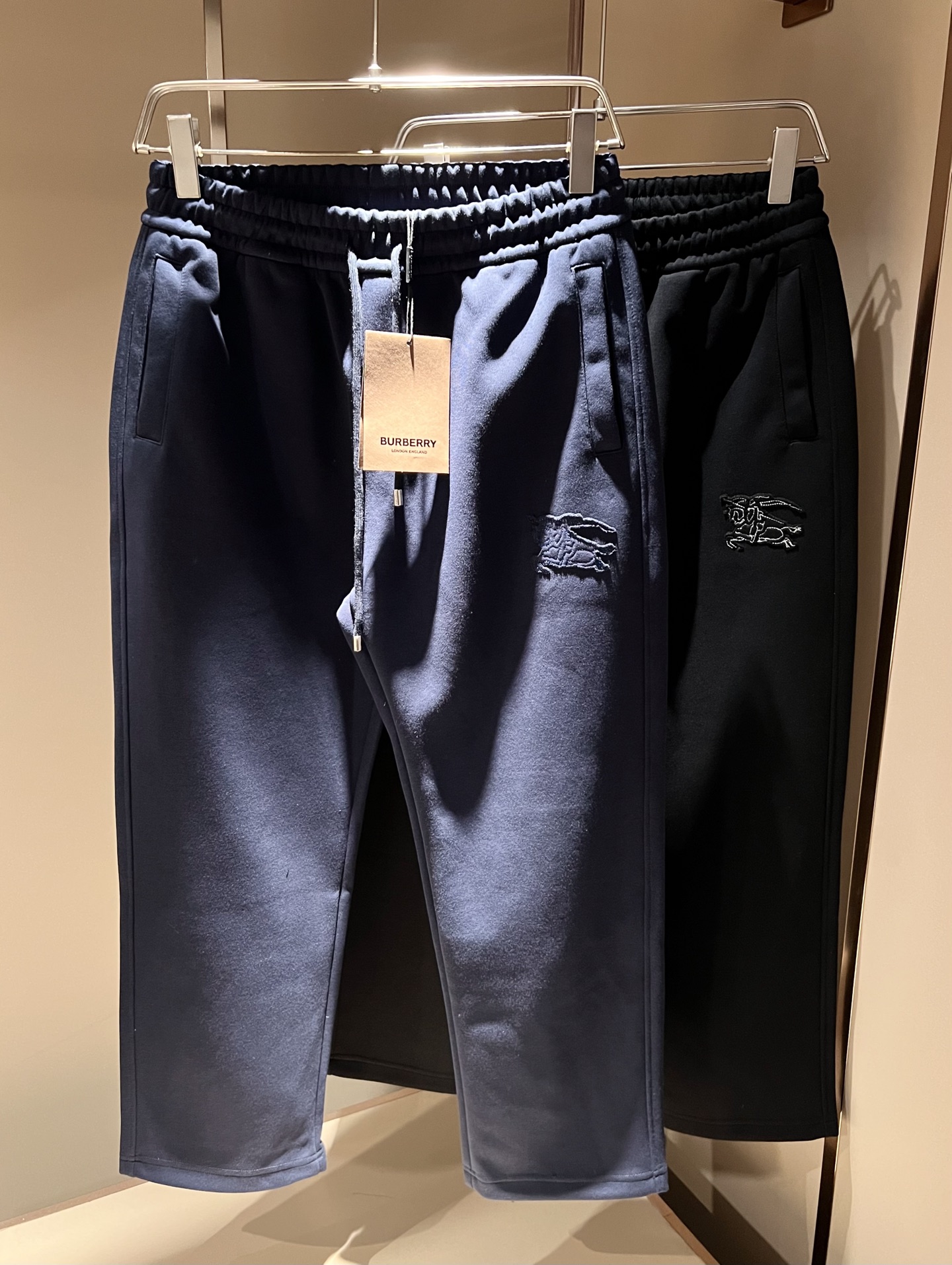 NO:571799,BURBER*Y 2025 new autumn and winter men's casual pants!  Simple and versatile, it doesn’t matter who you choose to wear it, and it has an elastic drawstring design at the waist!  Logo embroidery decoration!  Front and back embroidery logo design!  Good body proportions, loose fit, simple and straight lines, tolerant and modified leg shape, fashionable and sporty style, can be widely suitable for various body types, and can be matched at will using special Italian 3D three-dimensional surround cutting technology. The workmanship of the waist, the inner hemming, the overall tailoring, and the upper body effect are impeccable. It can be perfectly controlled whether it is for work or leisure. It is made of imported pure cotton fabric!  The texture is soft and smooth, and it does not feel constrained when you move. It does not wrinkle or deform after long-term wear and washing. Sizes M-3XL, burberry, alexander wang19860909BURBER*Y巴*莉 2025秋冬新款男士休闲裤！简约百搭款,不挑人穿,腰部松紧抽绳设计！标志logo刺绣修饰！前后刺绣logo图案设计！良好的修饰身材比例,合体有松量,线条简洁顺直,包容修饰腿型,时尚运动风穿搭,可广泛适合各种身型穿着,随意搭配采用意大利特殊3D立体环绕裁剪工艺,腰头的做工,内里的包边,整体的剪裁,上身效果都无可挑剔.无论是上班还是休闲,都可以完美驾驭.采用进口纯棉面料！质感柔顺爽滑,运动起来没有也羁绊感,久穿久洗不起皱不变形性.尺码M-3XL,,burberry,alexander wang,Men's clothing