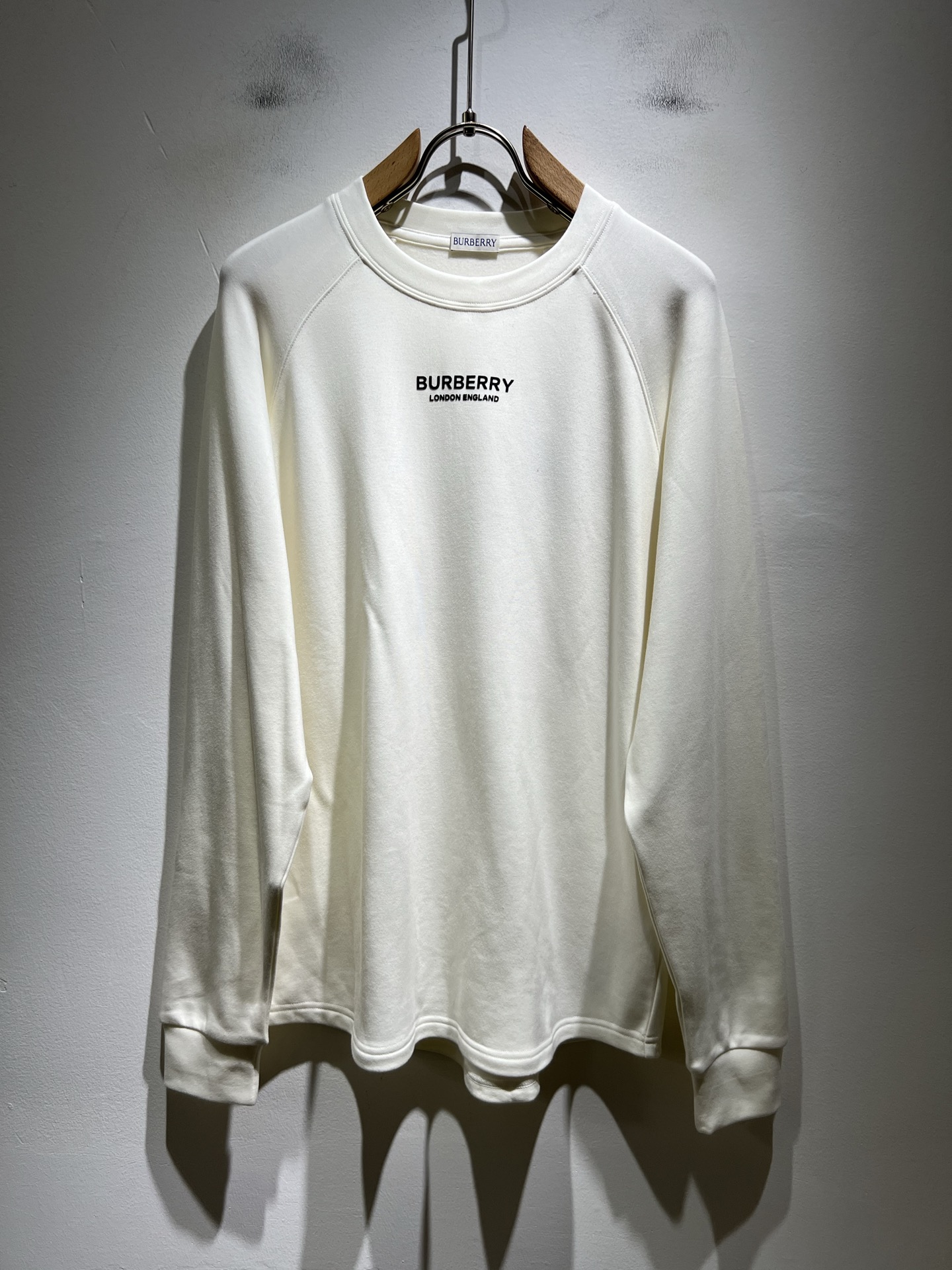 NO:571819,Bur*erry 2025 autumn and winter new men's long-sleeved base layer, the brand's latest design elements!  It’s neither monotonous nor complicated, just the right amount to show off your taste!  Customer-supplied top-quality logo printed fabrics!  Comfortable, sweat-absorbent and breathable are no problem, customized original baby velvet cotton fabric!  The unique sense of luxury presents a simple and elegant temperament!  Chest logo print design!  Full three-dimensional! Standard cutting design!  Every detail is in sync with high-end fashion. Sizes: M-2XL, burberry, alexander wang19860909Bur*erry 巴*莉 2025秋冬新款男士长袖打底,品牌最新设计元素！既不单调也不复杂,恰到好处的展现品味！客供顶级logo印花面料！舒适吸汗透气根本不在话下,定制原版婴儿绒棉面料！独具的高奢感呈现简约优雅气质！胸前logo印花设计！饱满立体!标准裁剪设计！每一处细节都是与高端时尚同步的体现.尺码:M-2XL,,burberry,alexander wang,Men's clothing