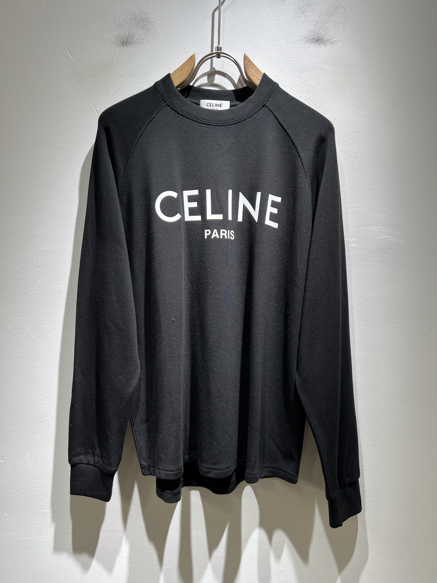 NO:571852,CELIN* Celin's 2025 autumn and winter new fashionable casual round-neck bottoming shirts are rarely available through trading company channels and are on sale simultaneously on the official website!  Recommended new fashion styles for autumn. CE, which is increasingly embracing young new forces, not only retains its classics, but also continuously incorporates youthful elements, which is really exciting!  This latest short T-shirt for early autumn is designed with timeless classic logo lamination technology on the front and back!  The contrasting neckline design, which is simple yet high-end, is enough to highlight a new theme. The style setting is both retro and fashionable, and can be worn with various temperaments!  The clear and three-dimensional details of the logo highlight the perfect appearance and texture!  Baby cotton velvet fabrics are provided by customers. Please hurry up and take them away!  Size M-2XL,,celine,alexander wang19860909CELIN*瑟琳 2025秋冬打底新款时尚休闲圆领打底衫,贸易公司渠道稀出,同步官网发售！秋季时尚新款推荐,越来越向年轻新势力迸发的CE,除了保留经典的同时,不断融入年轻化元素,确实令人期待！这款早秋最新发售的短Tee,前后永不过时的经典Logo压胶工艺设计！搭色简约而又不失高级感的撞色领口设计,足以凸显出全新的主题,复古与时髦兼顾的风格设定,可以应对各种气质范儿穿搭！logo清晰立体的细节,凸显完美的品相与质感！客供婴儿绒棉面料,各位抓紧时间带走吧！尺码M-2XL,,celine,alexander wang,Men's clothing