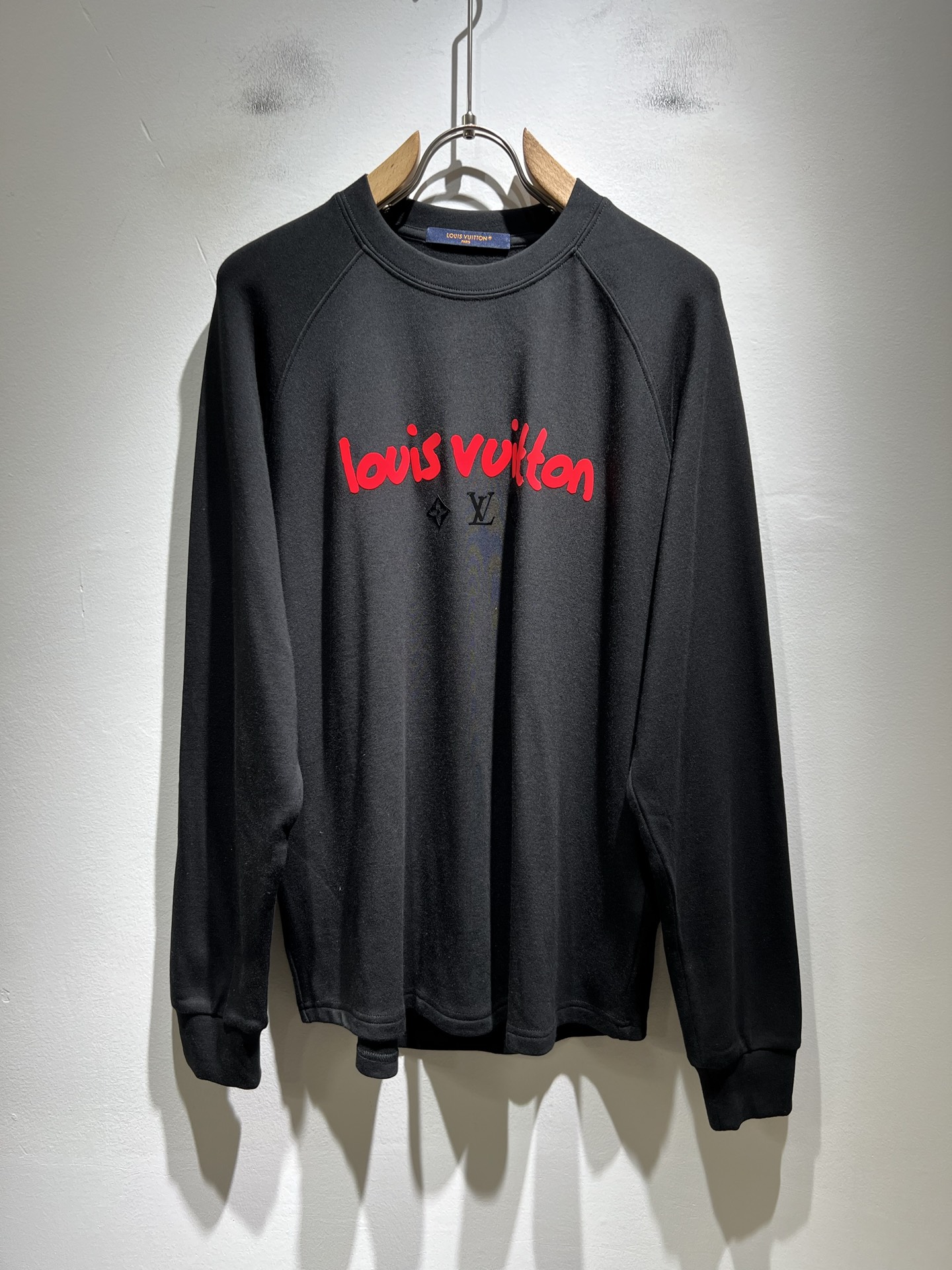 NO:571847,LouisVuitt* Louis*den's new 2025 autumn and winter men's long-sleeved bottoming shirt, very fashionable with logo embossed decoration on the chest!  It is different from the past and declares the design concept that the brand has inherited for many years!  Its eye-catching appeal is no less than any classic style, perfectly presenting the sense of fashion, high-end and luxury to the world!  Made from carefully selected high-quality pure cotton fabrics, it feels soft, waxy, and delicate against the skin. The actual product will definitely exceed your imagination, and it will be used to the extreme!  Size M-2XL,,louis vuitton,louis vuitton,alexander wang19860909LouisVuitt*路易*登 2025秋冬新款男士长袖打底衫,非常时髦胸前logo压胶修饰！区别于以往的不同,宣示品牌传承多年的设计理念！其吸睛度完全不亚于任何经典款式,将时髦高级感与奢华感完美呈现在世人眼前！精选优质纯棉面料,触感软糯亲肤细腻,实物到手绝对超乎你的想象,发挥到了极致！尺码M-2XL,,louis vuitton,louis vuitton,alexander wang,Men's clothing