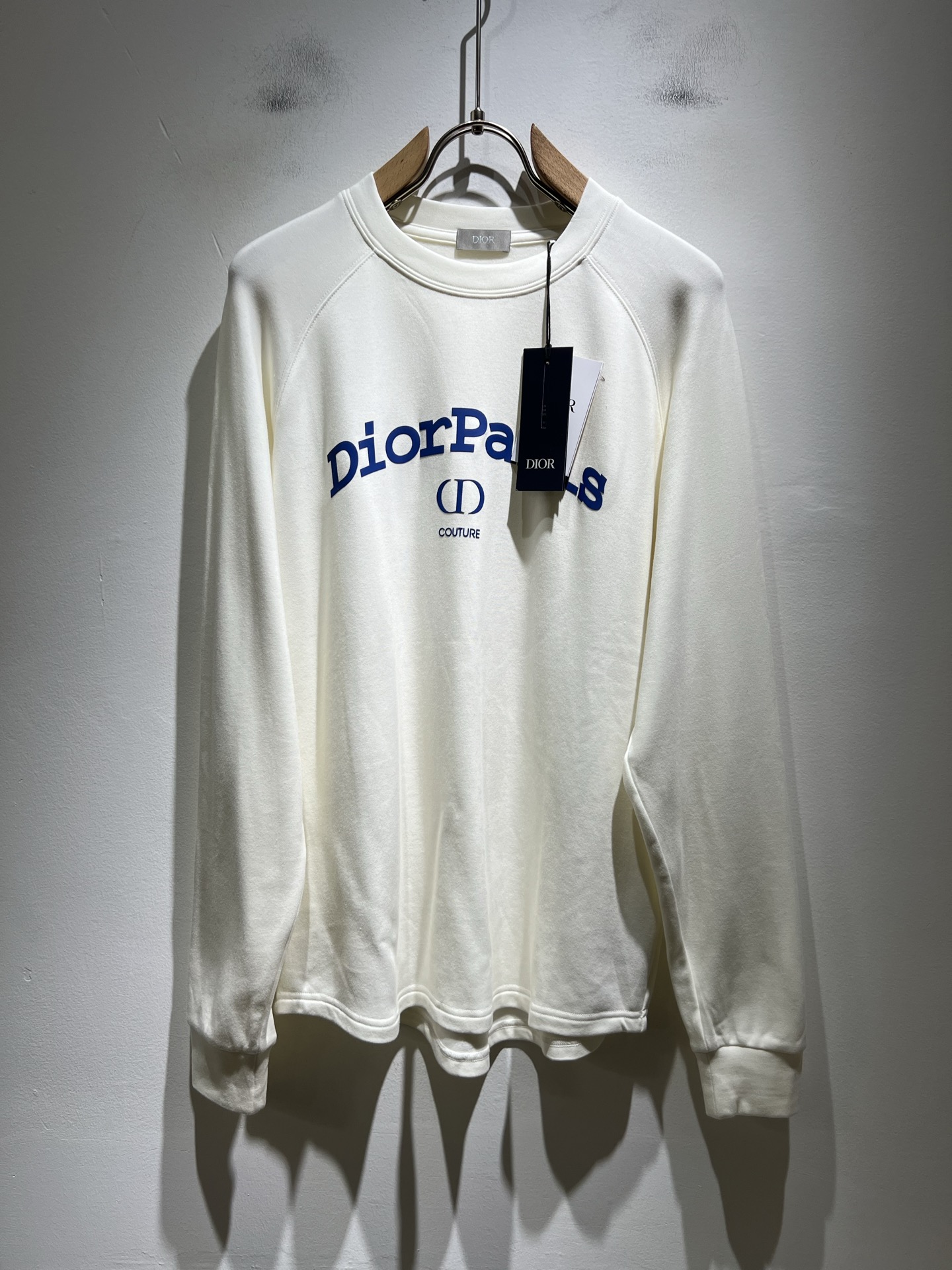 NO:571850,Dio*Dijia's new 2025 autumn and winter long-sleeved bottoming shirts for men and women are on sale simultaneously at counters!  Customized exclusive 260g pure cotton fabric, customized original craft thread, chest logo pattern laminated craft design!  Simple and elegant, easy to match and versatile, extremely high-grade, perfectly integrated into fashion and style, it is a top-notch fashionable style that is perfect for outer wear!  The whole thing gives people a natural feeling!  The ultimate classic versatile short-sleeved T-shirt, designed with the latest three-dimensional letter logo laminated elements!  The ultimate heavy work, the ultimate perfection!  Fans who pursue high quality should rush to buy it by themselves, and we sincerely invite all fans who know the goods to appreciate this model together!  !  Color Black White Size M-2XL,,dior,dior,T-shirt,tees,t-shirt,alexander wang19860909Dio*迪家 2025秋冬新款男女同款长袖打底衫,专柜同步发售！定制专属260克纯棉面料,定制原版工艺螺纹,胸前logo图案压胶工艺设计！简约大方,从容百搭,档次极高,完美融入时尚还有风情感一款完美符合外穿的顶尖时髦气质款！整体给人浑然天成的感觉！极致经典的百搭型短袖T恤,采用最新的立体字母logo压胶元素设计！极致的重工极致的完美！追求高品质的粉丝们请自行抢购,诚邀所有识货的粉丝一同鉴赏此款！！颜色黑色 白色 尺码M-2XL,,dior,dior,T-shirt,tees，t-shirt,alexander wang,Men's clothing