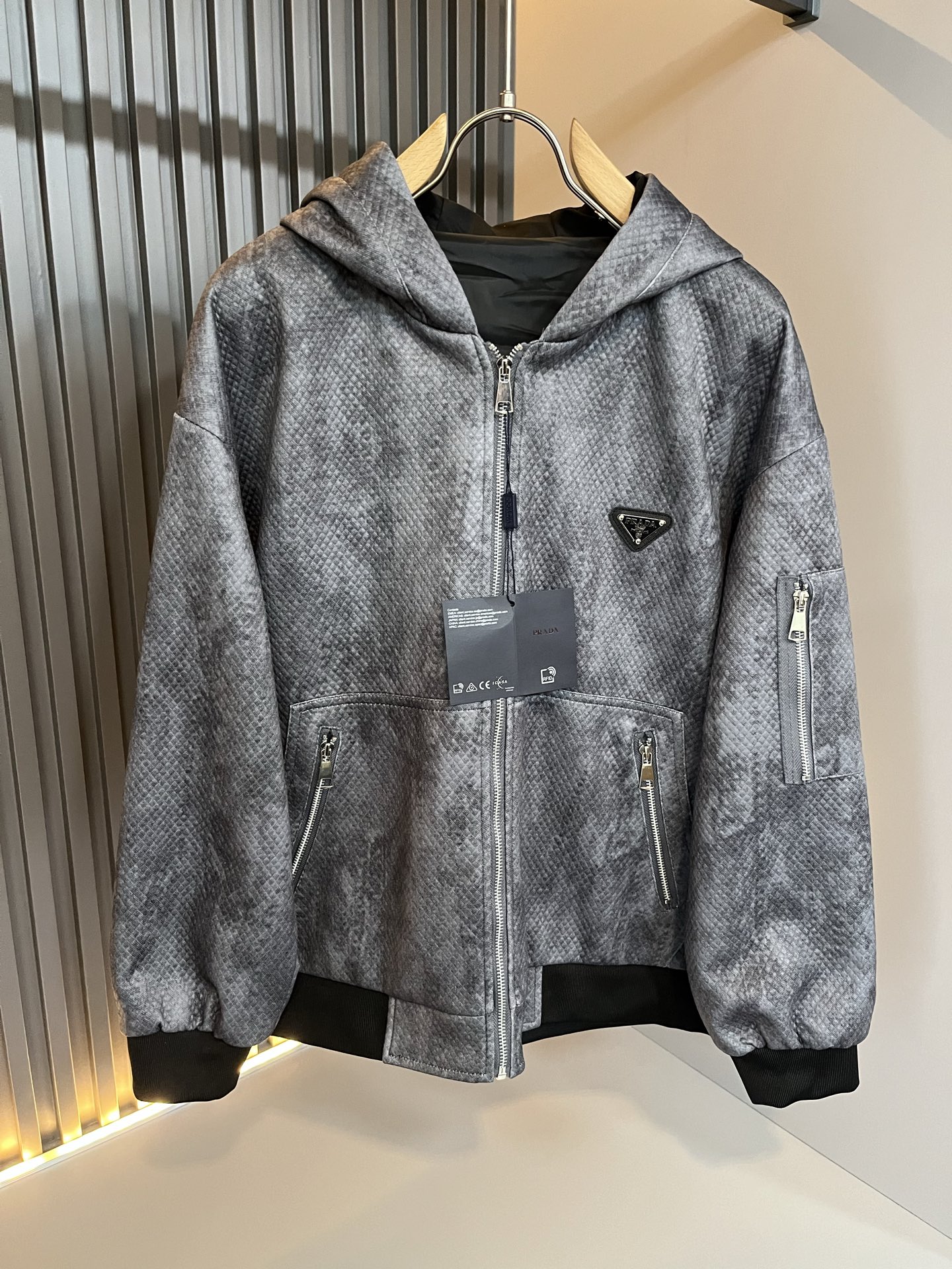 NO:572703,PPRAD*A new autumn and winter casual suits, the latest models are exclusively available on the entire network!  !  ~It is both classic and fashionable, who doesn’t love it? It shows the classic again, it is very eye-catching, and it has a low-luxury aura and recognition!  Pr*da's traditional brand concept and modern advanced technology are perfectly combined. Coupled with an extremely modern and simple design, Pr*da's exclusive logo badge design!  Customized fabrics made of 100% imported pure cotton!  The texture of this model is quite impressive. You can tell the specifications and grades at your fingertips. The level of finesse and breathability are top-notch!  Size M-3XL,,prada,alexander wang19860909PPRAD*A普*达 秋冬新款休闲套装,最新款全网独家首上！！~既经典有时尚百搭,谁不爱啊,将经典再次展现,非常的耐看,自带低奢光环与辨识度！Pr*da传统的品牌理念和现代化的先进技术进行了完美结合.加上极其现代摩登风范的简约设计,p家专属logo徽章设计！定制百分百进口纯棉的面料！此款的质感相当感人 触手便知规格档次 细腻程度与透气效果堪称顶级！尺码M-3XL,,prada,alexander wang,Men's clothing