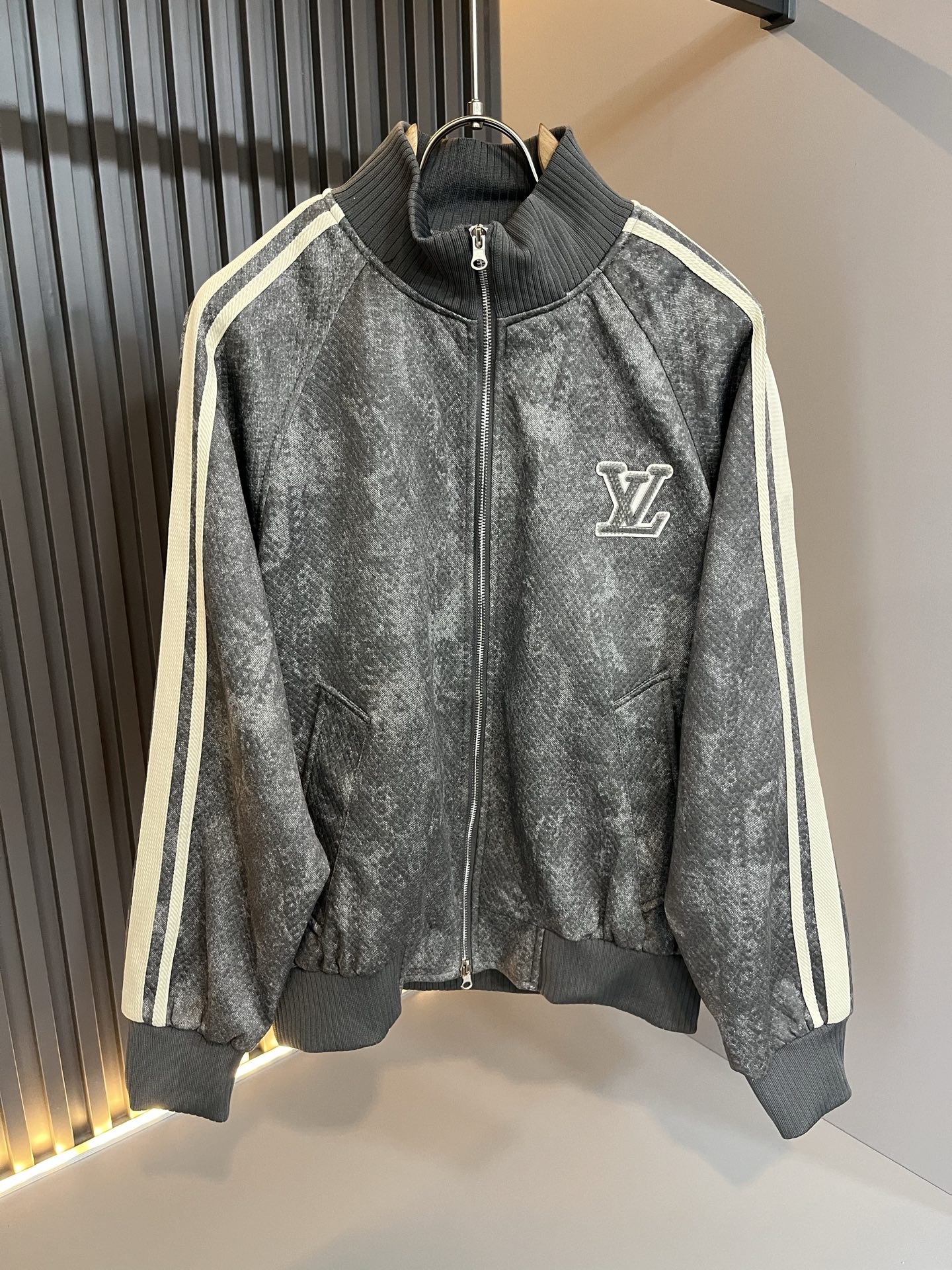 NO:572714,Louis Vuit*on Louis family's new autumn and winter suits, light luxury casual suits, same decoration for men and women!  The new high-end of the Louis family, the details and quality are always so flawless, and the creative designs are endless. You are not a fashionista if you don’t buy a few pieces of Louis this autumn and winter. The body logo is embroidered with a logo pattern!  Interpreting the iconic elements of Louis, it is something that everyone loves. It is super soft and tough, and comes from world-class trade-level OEM channels. The quantity is extremely rare and sold out. Clean and neat. This is the Louis family's special skill and the latest craftsmanship of this season. The level of detail has reached the top, and the loose-cut version design is a must. It is a fusion of luxury and fashion!  Size M-4XL,,louis vuitton,louis vuitton,alexander wang19860909Louis Vuit*on 路易家族 秋冬新款套装,轻奢休闲套装,男女同款装饰！路易家族的新高端,细节品质永远的那么完美无瑕,创意设计层出不穷.今年秋冬季节没有入手几件路易你算不上时尚达人.衣身标识logo图案刺绣设计！诠释路易的标志性元素,实属人见人爱的东西.超级柔软且具有韧性,来自世界级贸易级别的代工厂渠道,数量极其稀少售完无补.干净俐落.这是路易家族的看家绝活也是本季度的最新工艺.细致化程度已经达到顶端了,宽松剪裁的版型设计堪称一绝.属于奢华与时尚的融合！尺码M-4XL,,louis vuitton,louis vuitton,alexander wang,Men's clothing