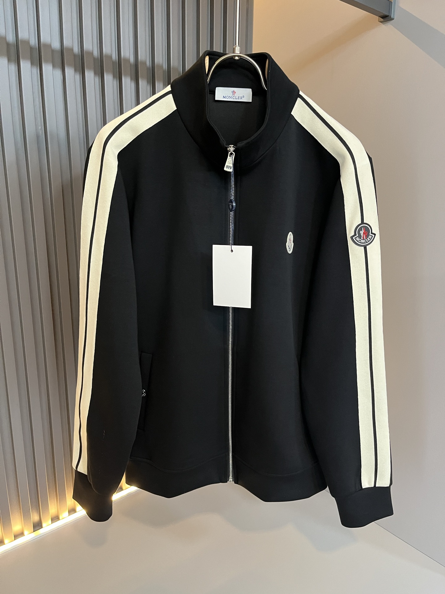 NO:572697,Moncl*r Men's new autumn and winter casual suits!  This year's new counter product, men's super soft fabric is cool and popular, fashionable and urban versatile, customized pure cotton fabric!  It has a light luster, a unique texture, and a soft and smooth hand feel. It is not a product that can be compared with ordinary fabrics. It has a very attractive design, liningless inseam binding technology, and the details are in place. The fabric is very difficult to make, and it requires a lot of attention to technology. The details determine the high-end. Minimalist design elements of the season, a must-have item for trendy men, perfect slim fit, highly recommended!  Size M-3XL,,alexander wang19860909Moncl*r蒙*口 秋冬新款男士休闲套装！今年的专柜新品,男士超软面料帅酷爆款 时尚都市百搭款,定制纯棉面料！淡淡光泽,质感独特,手感柔嫩顺滑,不是一般面料所能对比的产品.非常极具魅力的设计,无里布内缝包边工艺,细节非常到位,面料做出来非常有难度,要非常讲究技术的一款,细节决定高端.极简当季的设计元素,潮男必备单品,完美修身版型,强烈推荐！尺码M-3XL,,alexander wang,Men's clothing