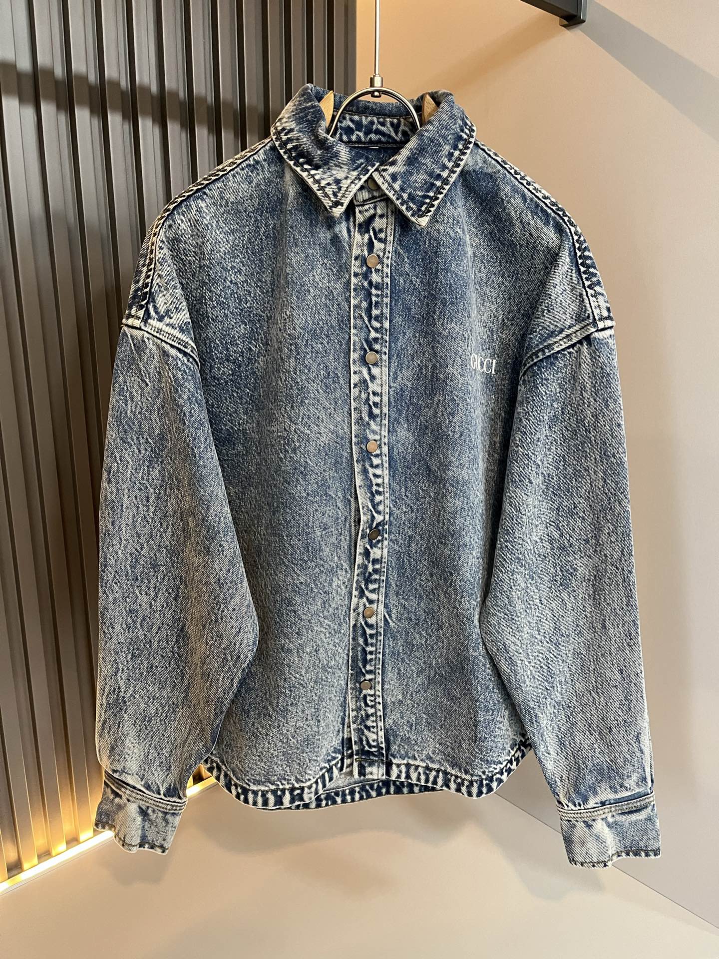 NO:572723,Gucc* Gujia’s latest autumn denim shirts for men and women, the same style for men and women!  Trading company channels are rare and available on the official website simultaneously!  New fashion element design!  Logo laminated design!  Injecting full vitality into the new series, this product is made of carefully selected imported washed cotton fabrics. The fabric feels soft and delicate against the skin, and has an extremely comfortable and breathable wearing experience. The whole piece is very eye-catching and fashionable, and is deeply loved by today's young people!  Basic loose round neck cut, unisex style regardless of age and gender, suitable for matching all styles and looks you need in daily life!  It is recommended to wear couple outfits when going out on the street, it will be more eye-catching!  Size:S-2XL,,gucci,gucci,alexander wang19860909Gucc*古家 秋季最新款男女同款牛仔衬衣,男女同款！贸易公司渠道稀出,同步官网发售 ！ 新时尚元素设计！标识logo压胶设计！为全新系列注入满满活力,这款用心甄选客供进口洗水棉面料制成,面料手感亲肤柔软细腻,拥有着无比舒适透气性的穿着体验,整件单品极具吸睛度与时尚感,深受当下年轻人的喜爱！基础宽松的圆领版型裁剪,不分年龄与性别的中性款式,适合搭配你日常所需的所有风格与造型！建议搭配情侣装出街会更为养眼出色！尺码:S-2XL,,gucci,gucci,alexander wang,Men's clothing