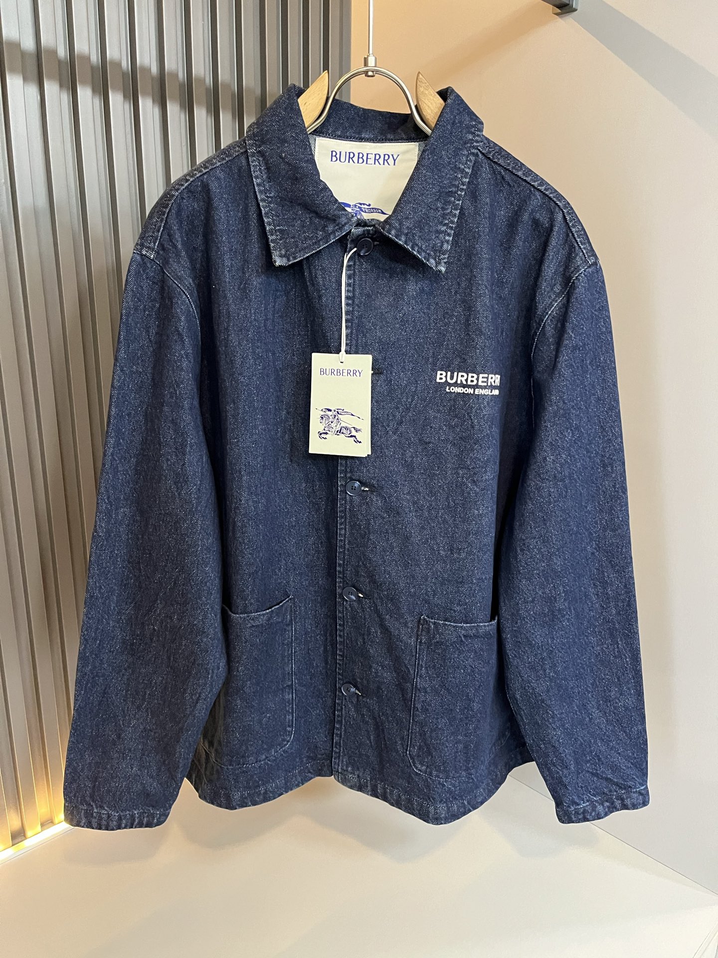 NO:572711,BURBER*Y's new autumn and winter denim shirts are coming in a big way. They are made of original heavy-duty washed denim fabrics. They are the latest special materials developed by BUR and have printed logo designs on the front and back!  It refers to fabrics with morphological memory function. It kills all versions on the market. It can only be said that it is not of the same level at all. No matter in terms of material, detail restoration and craftsmanship, it is not afraid of any challenges, just to provide you with wonderful products as always. A style that implements the core concept of BUR tightly binds plaid and fashion, and always maintains a perfect, simple but not simple design style, which perfectly meets your daily needs. Sizes: S-2XL, burberry, alexander wang19860909BURBER*Y巴*莉 秋冬新品牛仔衬衣,重磅来袭,原版重工洗水牛仔面料制作而成,BUR最新研发的特殊材质,前后印花logo图案设计！是指具有形态记忆功能的面料,秒杀市面上一切版本,只能说根本就不是一个级别的存在,不管是材质还是细节还原度以及工艺制作方面,不惧任何挑战,只为给大家奉献绝妙产物一如既往,始终如一,贯彻了BUR核心理念的一个款式将格纹与时尚紧紧的捆绑在一起,时刻保持完美,简约而不简单的的设计风格,完美的满足了你日常所需要的穿搭.尺码:S-2XL,,burberry,alexander wang,Men's clothing