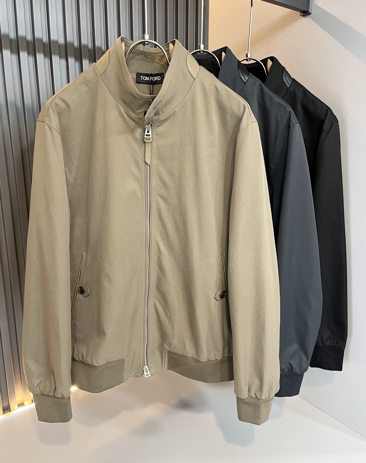 NO:572706,TOM FORD Tom Ford's new autumn and winter jackets are rarely available through trading company channels and are on sale simultaneously on the official website!  A series of couples is online. The fabric is breathable and has a certain sense of weight. It is customized with original imported top-grade polyester fiber fabric!  It is breathable, skin-friendly and comfortable to wear next to the body. The colors are beautiful, eye-catching and fashionable. The unique patterns will definitely make you stand out in the crowd!  The upper body effect is age-reducing and versatile, making it easy to wear in daily casual wear, and can be easily worn by both men and women!  Size M-3XL,,tom ford,jackets & coats,jackets & coats,alexander wang19860909TOM FORD汤姆福特秋冬新款夹克外套,贸易公司渠道稀出,同步官网发售！系列情侣上线,面料透气有一定的自重感,定制原版进口顶级聚酯纤维面料！贴身穿着透气亲肤舒适,色彩靓丽、吸睛时髦度爆棚,与众不同的图案绝对可以让你在人群中出彩万分！上身效果减龄又百搭,轻松Get起日常休闲穿搭,男女皆可轻松驾驭！尺码M-3XL,,tom ford,jackets & coats,jackets & coats,alexander wang,Men's clothing