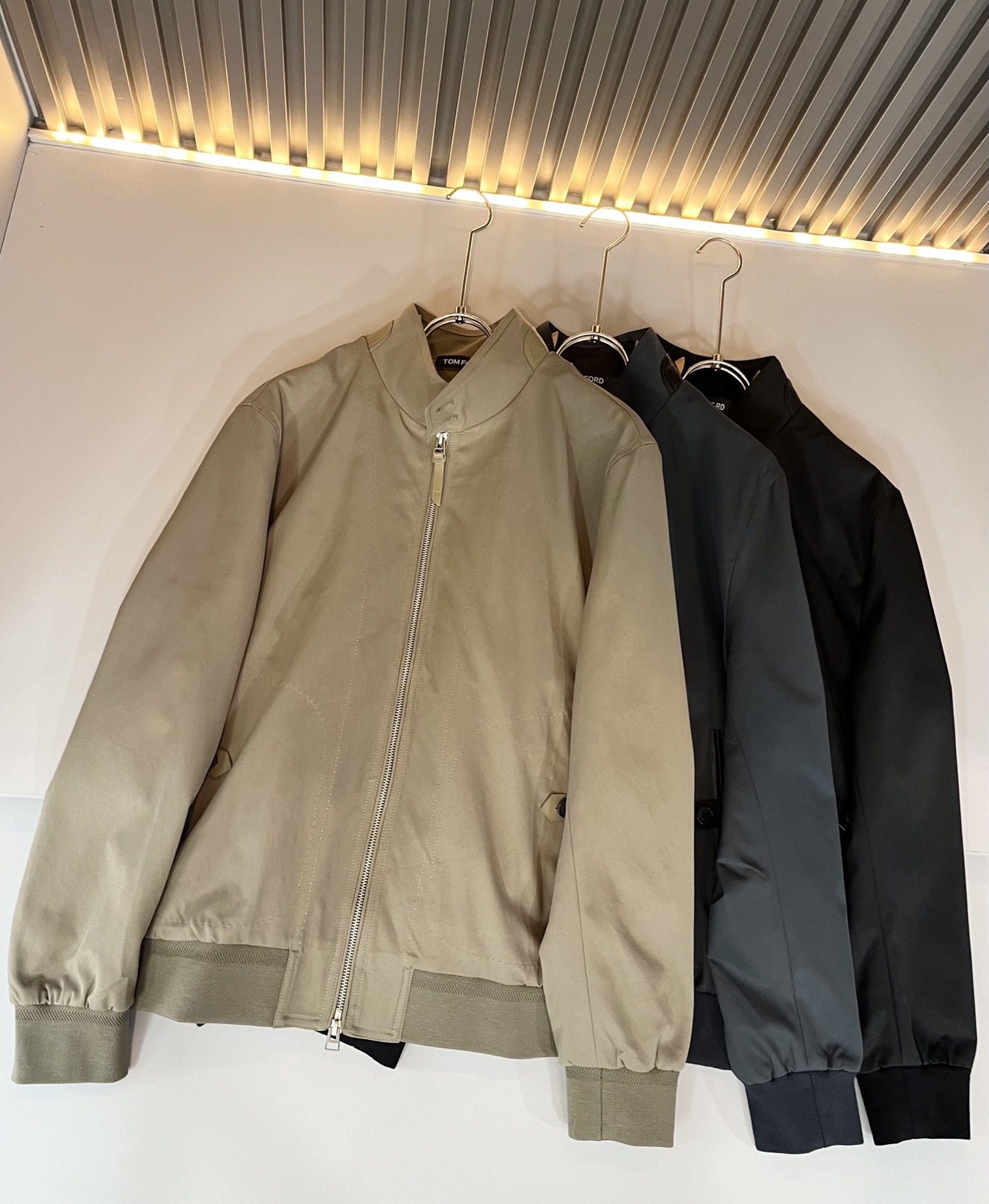 NO:608976,TOM FORD Tom Ford's new 2025 autumn and winter jackets are rarely available through trading company channels and will be sold simultaneously on the official website!  A series of couples is online. The fabric is breathable and has a certain sense of weight. It is customized with original imported top-grade polyester fiber fabric!  It is breathable, skin-friendly and comfortable to wear next to the body. The colors are beautiful, eye-catching and fashionable. The unique patterns will definitely make you stand out in the crowd!  The upper body effect is age-reducing and versatile, making it easy to wear in daily casual wear, and can be easily worn by both men and women!  Size M-3XL..,,tom ford,jackets & coats,jackets & coats,alexander wang19860909TOM FORD汤姆福特2025秋冬新款夹克外套,贸易公司渠道稀出,同步官网发售！系列情侣上线,面料透气有一定的自重感,定制原版进口顶级聚酯纤维面料！贴身穿着透气亲肤舒适,色彩靓丽、吸睛时髦度爆棚,与众不同的图案绝对可以让你在人群中出彩万分！上身效果减龄又百搭,轻松Get起日常休闲穿搭,男女皆可轻松驾驭！尺码M-3XL..,,tom ford,jackets & coats,jackets & coats,alexander wang,Men's clothing