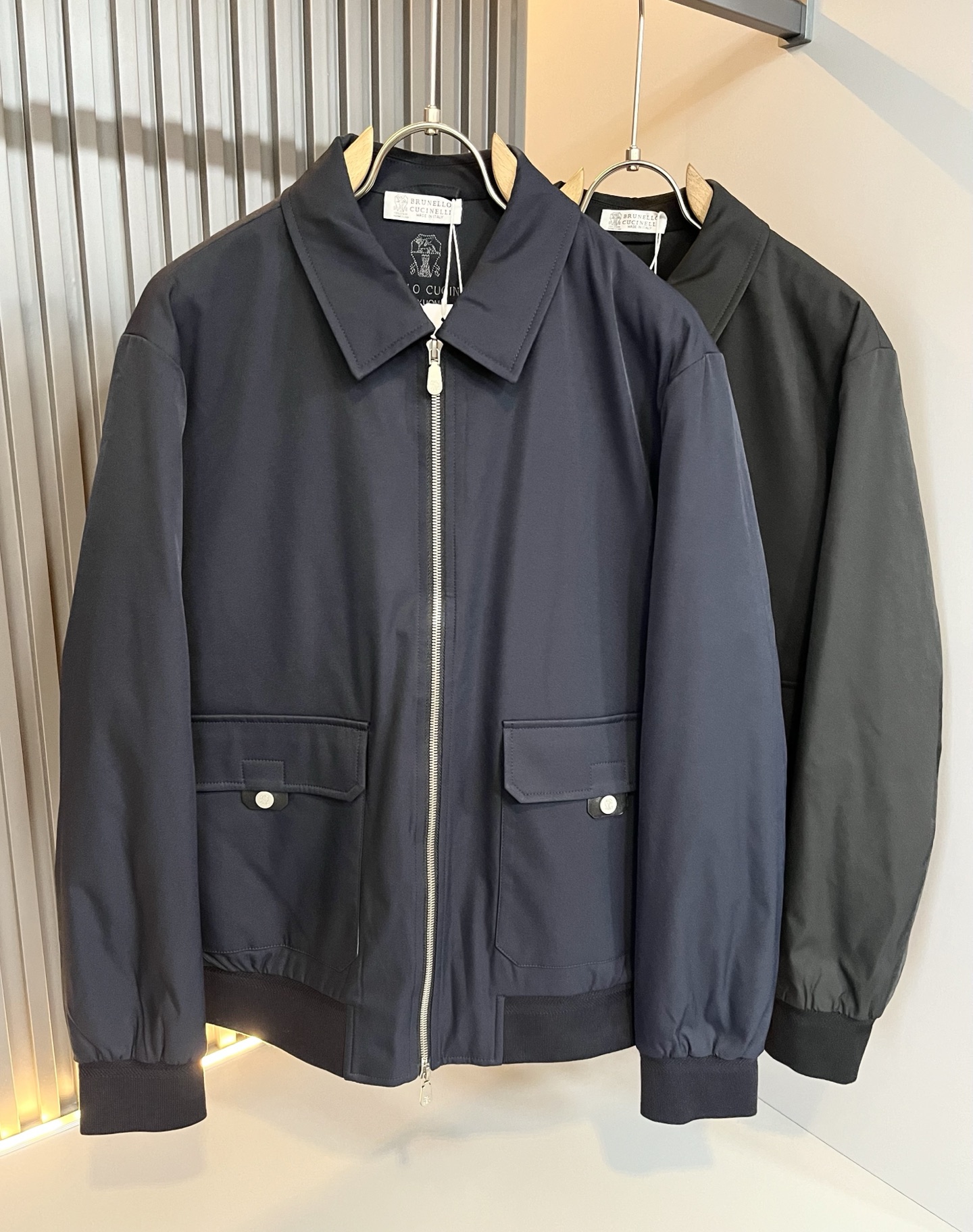 NO:572702,BC-Brunello Cucineli new autumn and winter men's jacket, a fashionable and versatile item that many celebrities love to wear!  Logo hardware pattern design on the body!  The LOGO hardware zipper is super nice. Friends who like classic simplicity must not miss this one!  The calm and elegant brand style has always been favored by the upper class! It is also the best choice for fashion items!  The upper body is so handsome, highly recommended!  !  !  The biggest attraction of this piece is not only the added value of the brand itself, but also the high cost-effectiveness of the material!  Customized original exclusive polyester fiber material design!  Make sure that the pattern is crisp, concise and not complicated, and it is very attractive!  Size M-3XL,,brunello cucinelli,jackets & coats,jackets & coats,alexander wang19860909BC-Brunello Cucineli 秋冬新款男士夹克外套,众多明星都爱穿的时尚百搭单品！衣身logo五金图案设计！LOGO五金拉链超级好看,喜欢经典简约的朋友,一定不能错过了这款！沉稳大气的品牌风格一直以来备受上层人士的青睐!也是时尚单品的不二之选！ 上身帅到爆了,强烈推荐！！！这件最大的吸引力除了他本身的品牌附加值,更加肯定的材质上都有很高的性价比！ 定制原版专属聚酯纤维材质设计！确保版型的挺括,精简不繁,很是耐看！码数M-3XL,,brunello cucinelli,jackets & coats,jackets & coats,alexander wang,Men's clothing