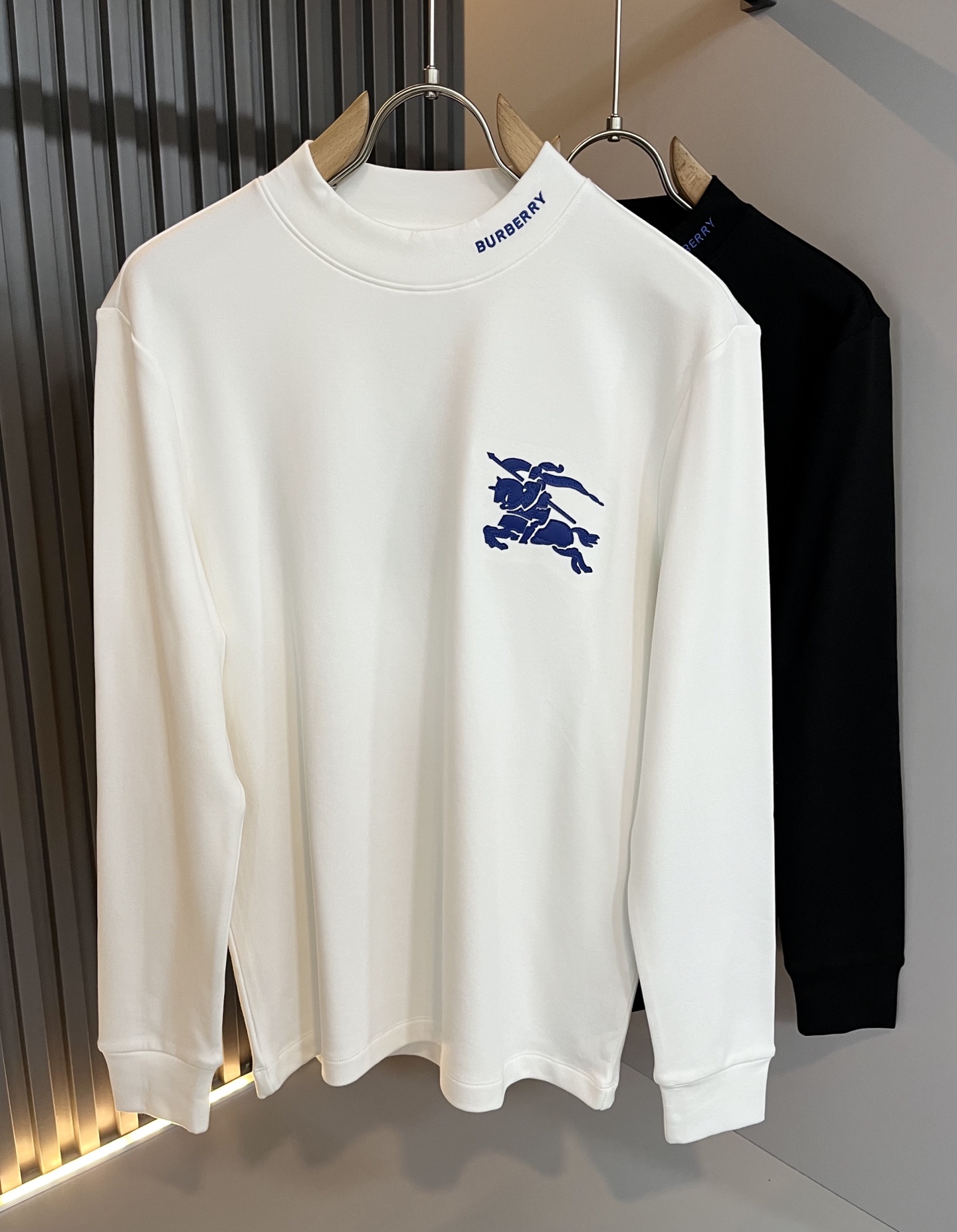 NO:572705,Bur*erry's new fall men's long-sleeved base layer, the brand's latest design elements!  It’s neither monotonous nor complicated, just the right amount to show off your taste!  Customer-supplied top-quality logo war horse embroidery fabric!  Comfortable, sweat-absorbent and breathable are no problem, customized original baby velvet cotton fabric!  The unique sense of luxury presents a simple and elegant temperament!  Logo embroidery design on the chest!  Full three-dimensional! Standard cutting design!  Every detail is in sync with high-end fashion. Sizes: S-2XL, burberry, alexander wang19860909Bur*erry 巴*莉 秋季新款男士长袖打底,品牌最新设计元素！既不单调也不复杂,恰到好处的展现品味！客供顶级logo战马刺绣面料！舒适吸汗透气根本不在话下,定制原版婴儿绒棉面料！独具的高奢感呈现简约优雅气质！胸前logo刺绣设计！饱满立体!标准裁剪设计！每一处细节都是与高端时尚同步的体现.尺码:S-2XL,,burberry,alexander wang,Men's clothing