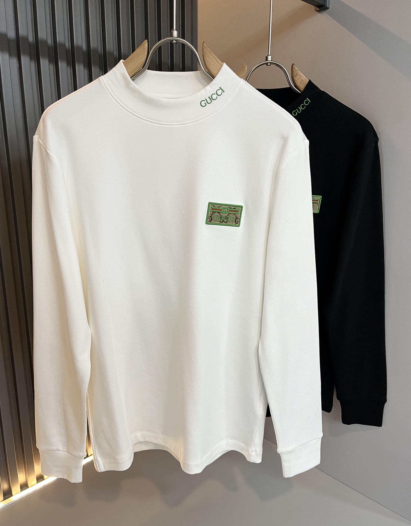 NO:572720,Gucc* Gujia autumn and winter series basic round neck long-sleeved base layer, casual loose cotton round neck long-sleeved T-shirt for men and women couples!  Trading company channels are rare and available on the official website simultaneously!  The latest autumn and winter series, classic fashion design elements inject full vitality into the new series. This T-shirt is made of carefully selected imported cotton fabrics supplied by customers. The fabric feels skin-friendly, soft and delicate, and the body is designed with logo embroidery!  It has an extremely comfortable and breathable wearing experience. The whole piece is very eye-catching and fashionable, and is deeply loved by young people today!  Basic loose round neck cut, unisex style regardless of age and gender, suitable for matching all styles and looks you need in daily life!  It is recommended to wear couple outfits when going out on the street, it will be more eye-catching!  Size S-2XL,,gucci,gucci,tees,t-shirt,alexander wang19860909Gucc*古家 秋冬系列基础圆领长袖打底,男女同情侣款休闲宽松棉质圆领长袖T恤衫！贸易公司渠道稀出,同步官网发售 ！ 秋冬最新系列,经典时尚设计元素,为全新系列注入满满活力,这款T恤衫用心甄选客供进口棉面料制成,面料手感亲肤柔软细腻,衣身logo刺绣设计！拥有着无比舒适透气性的穿着体验,整件单品极具吸睛度与时尚感,深受当下年轻人的喜爱！基础宽松的圆领版型裁剪,不分年龄与性别的中性款式,适合搭配你日常所需的所有风格与造型！建议搭配情侣装出街会更为养眼出色！尺码S-2XL,,gucci,gucci,tees，t-shirt,alexander wang,Men's clothing