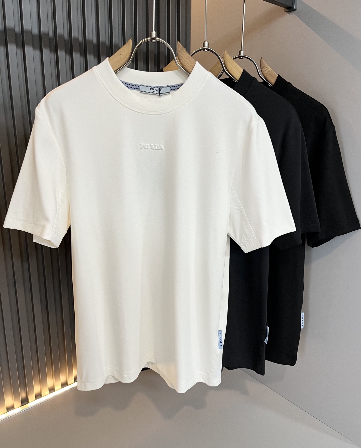 NO:572701,PRAD*A's new men's short-sleeved bottoming shirt for autumn and winter, the latest model is available exclusively on the entire network!  !  ~It is both classic and fashionable, who doesn’t love it? It shows the classic again, it is very eye-catching, and it has a low-luxury aura and recognition!  Pr*da's traditional brand concept and modern advanced technology are perfectly combined. Coupled with an extremely modern and simple design, Pr*da's exclusive logo pattern lamination design!  Customized 100% imported pure cotton fabric!  The texture of this model is quite impressive. You can tell the specifications and grades at your fingertips. The level of finesse and breathability are top-notch!  Size M-4XL,,prada,T-shirt,alexander wang19860909PRAD*A普*达秋冬新款男士短袖打底衫,最新款全网独家首上！！~既经典有时尚百搭,谁不爱啊,将经典再次展现,非常的耐看,自带低奢光环与辨识度！Pr*da传统的品牌理念和现代化的先进技术进行了完美结合.加上极其现代摩登风范的简约设计,p家专属logo图案压胶设计！定制百分百进口纯棉面料！此款的质感相当感人 触手便知规格档次 细腻程度与透气效果堪称顶级！尺码M-4XL,,prada,T-shirt,alexander wang,Men's clothing