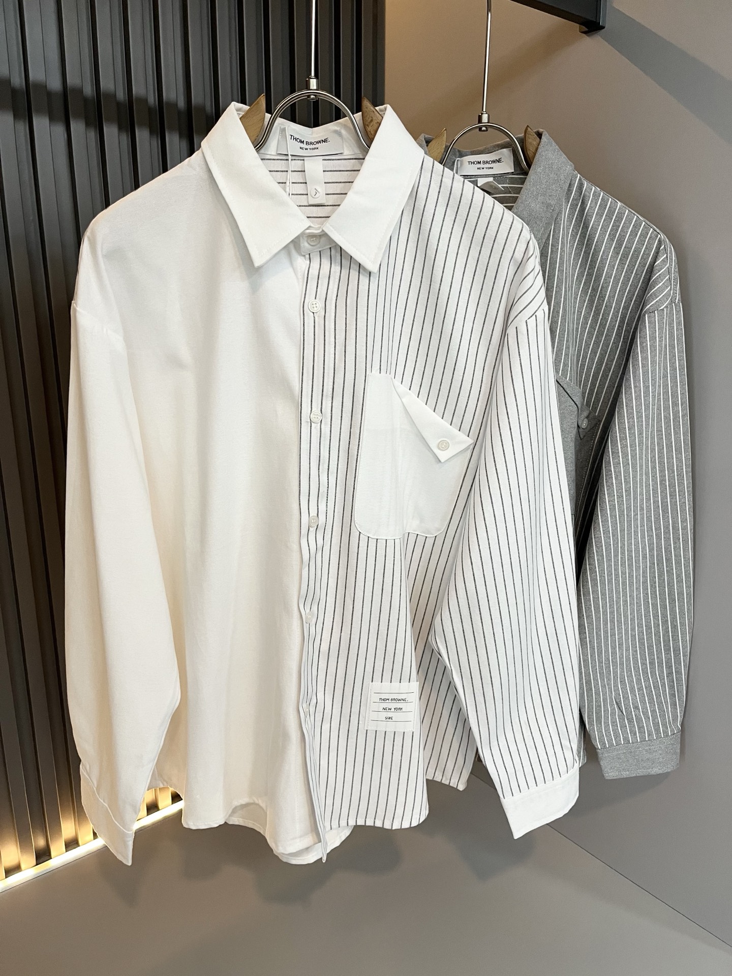 NO:572699,ThomBrow*e Thom* Lang's new autumn and winter shirt!  Th*m Br*wne long-sleeved shirts create a unique style and temperament with meticulous attention to detail. The new 'Habbit' cutting design is casual and casual. It is less formal but more casual and casual. High-quality poplin cotton fabric, made of dotted knitting, is light and flat. Gentle, soft and delicate texture. Comfortable and breathable to wear without burden. Logo label design on the hem!  The logo shows the value of the brand image. The contrasting colors and ribbed knitted colorful ribbons reflect the unique temperament. Sizes M-3XL, shirts, alexander wang19860909ThomBrow*e汤姆*朗秋冬新款衬衣！Th*m Br*wne长袖衬衫,造就与众不同的造型气质,细节性无微不至.新式“哈比人”裁剪设计款式休闲随意.少了正式感却多了份随意休闲的美感.优质府绸棉面料,运用点状针织制作而成,轻薄平整.温婉柔软和细腻的质感.贴身穿着舒适透气无负担.下摆logo贴标设计！标识展示品牌形象的价值.撞色搭配罗纹针织彩条饰带体现独特气质.尺码M-3XL,,shirts,alexander wang,Men's clothing