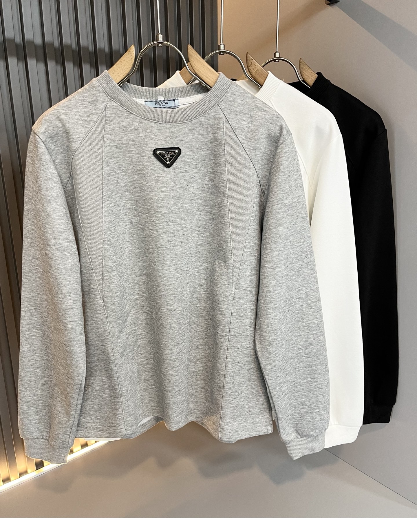 NO:572717,PRAD*A's new autumn and winter long-sleeved sweatshirts for men and women, the latest style is exclusively available online!  !  ~It is both classic and fashionable, who doesn’t love it? It shows the classic again, it is very eye-catching, and it has a low-luxury aura and recognition!  Pr*da's traditional brand concept and modern advanced technology are perfectly combined. Coupled with an extremely modern and simple design, Pr*da's exclusive three-dimensional logo pattern badge design!  Customized fabrics made of 100% imported pure cotton!  The texture of this model is quite impressive. You can tell the specifications and grades at your fingertips. The level of finesse and breathability are top-notch!  Size M-3XL,,prada,hoodie,sweatshirts,alexander wang19860909PRAD*A普*达秋冬新款男女同款长袖卫衣,最新款全网独家首上！！~既经典有时尚百搭,谁不爱啊,将经典再次展现,非常的耐看,自带低奢光环与辨识度！Pr*da传统的品牌理念和现代化的先进技术进行了完美结合.加上极其现代摩登风范的简约设计,p家专属立体logo图案徽章设计！定制百分百进口纯棉的面料！此款的质感相当感人 触手便知规格档次 细腻程度与透气效果堪称顶级！尺码M-3XL,,prada,hoodie,sweatshirts,alexander wang,Men's clothing