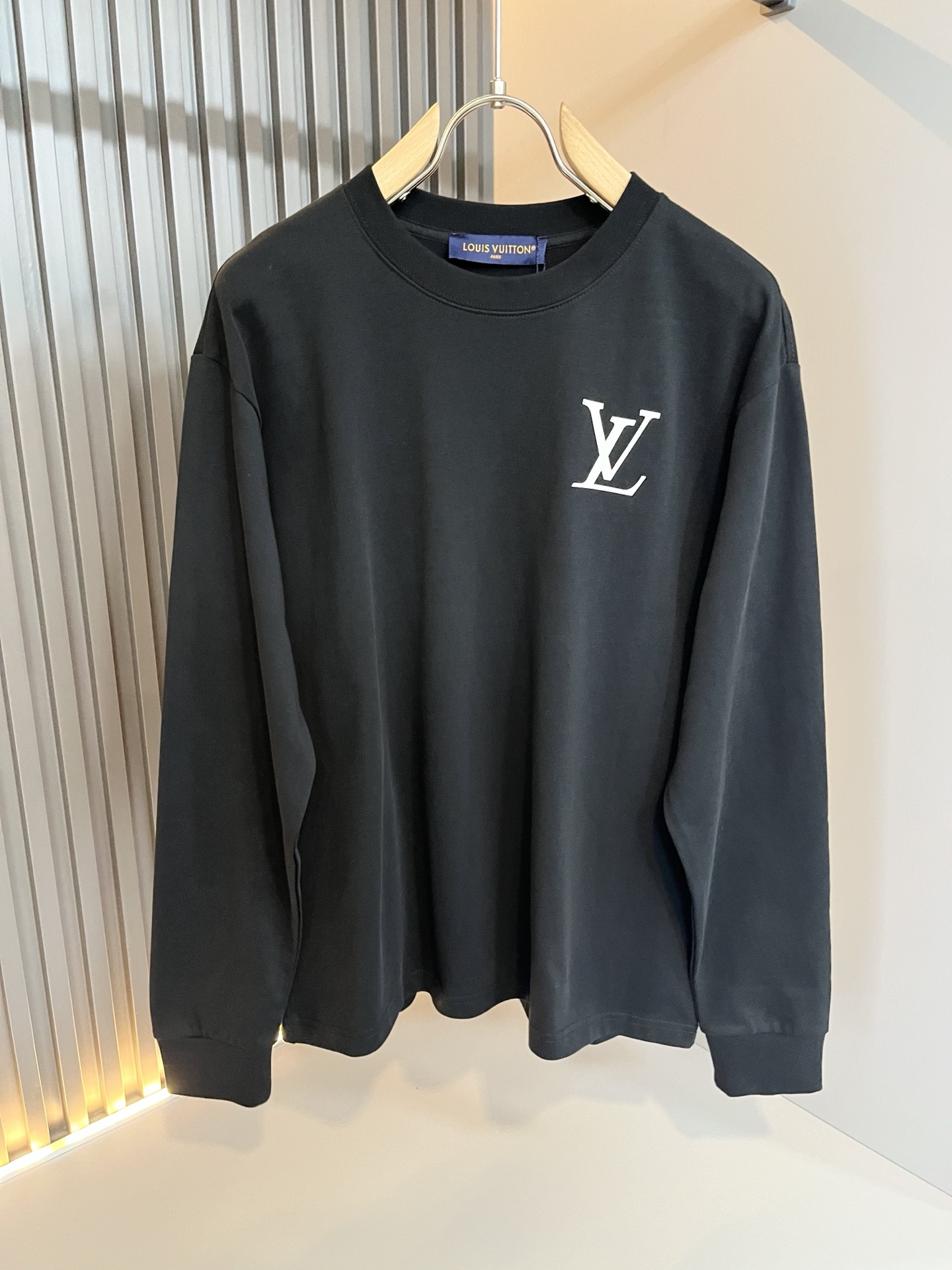 NO:572708,LouisVuitt* Louis*den's new autumn and winter men's long-sleeved bottoming shirt, very fashionable with logo embossing on the chest!  It is different from the past and declares the design concept that the brand has inherited for many years!  Its eye-catching appeal is no less than any classic style, perfectly presenting the sense of fashion, high-end and luxury to the world!  Made from carefully selected high-quality pure cotton fabrics, it feels soft, waxy, and delicate against the skin. The actual product will definitely exceed your imagination, and it will be used to the extreme!  Size S-3XL,,louis vuitton,louis vuitton,alexander wang19860909LouisVuitt*路易*登 秋冬新款男士长袖打底衫,非常时髦胸前logo压胶修饰！区别于以往的不同,宣示品牌传承多年的设计理念！其吸睛度完全不亚于任何经典款式,将时髦高级感与奢华感完美呈现在世人眼前！精选优质纯棉面料,触感软糯亲肤细腻,实物到手绝对超乎你的想象,发挥到了极致！尺码S-3XL,,louis vuitton,louis vuitton,alexander wang,Men's clothing