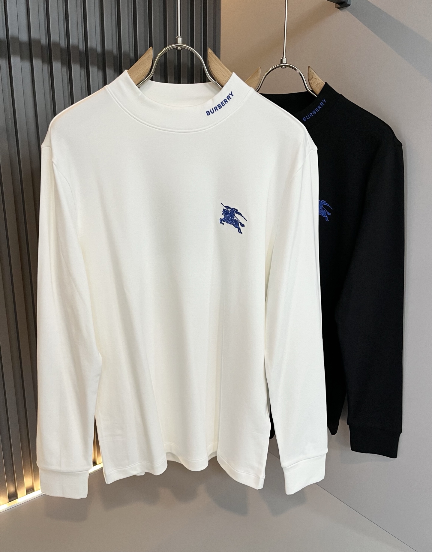 NO:572726,Bur*erry's new fall men's long-sleeved base layer, the brand's latest design elements!  It’s neither monotonous nor complicated, just the right amount to show off your taste!  Customer-supplied top-quality logo war horse embroidery fabric!  Comfortable, sweat-absorbent and breathable are no problem, customized original baby velvet cotton fabric!  The unique sense of luxury presents a simple and elegant temperament!  Logo embroidery design on the chest!  Full three-dimensional! Standard cutting design!  Every detail is in sync with high-end fashion. Sizes: S-2XL, burberry, alexander wang19860909Bur*erry 巴*莉 秋季新款男士长袖打底,品牌最新设计元素！既不单调也不复杂,恰到好处的展现品味！客供顶级logo战马刺绣面料！舒适吸汗透气根本不在话下,定制原版婴儿绒棉面料！独具的高奢感呈现简约优雅气质！胸前logo刺绣设计！饱满立体!标准裁剪设计！每一处细节都是与高端时尚同步的体现.尺码:S-2XL,,burberry,alexander wang,Men's clothing