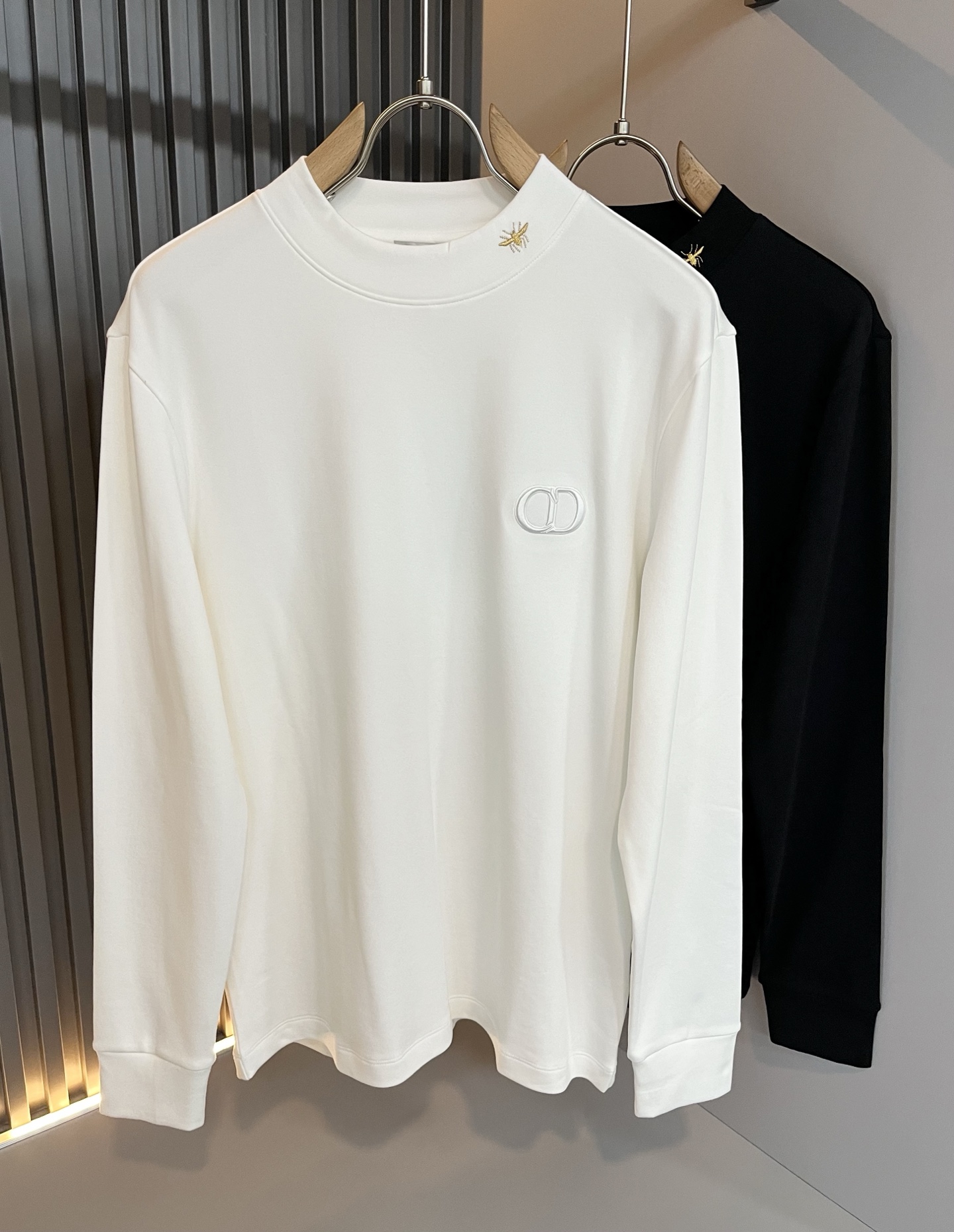 NO:572729,Dio*r Dijia's new autumn and winter long-sleeved bottoming shirts are on sale simultaneously at counters!  Customized exclusive pure cotton fabric with brand logo embroidery design on the chest!  Simple and elegant, easy to match and versatile, extremely high-grade, perfectly integrated into fashion and style, it is a top-notch fashionable style that is perfect for outer wear!  The whole thing gives people a natural feeling!  The ultimate classic and versatile short-sleeved T-shirt. Fans who pursue high quality should rush to buy it by themselves. We sincerely invite all fans who know the product to appreciate this style together!  !  Size S-2XL,,dior,dior,T-shirt,tees,t-shirt,alexander wang19860909Dio*r迪家秋冬新款长袖打底衫,专柜同步发售！定制专属纯棉面料,胸前采用品牌logo图案刺绣设计！简约大方,从容百搭,档次极高,完美融入时尚还有风情感一款完美符合外穿的顶尖时髦气质款！整体给人浑然天成的感觉！极致经典的百搭型短袖T恤,追求高品质的粉丝们请自行抢购,诚邀所有识货的粉丝一同鉴赏此款！！尺码S-2XL,,dior,dior,T-shirt,tees，t-shirt,alexander wang,Men's clothing