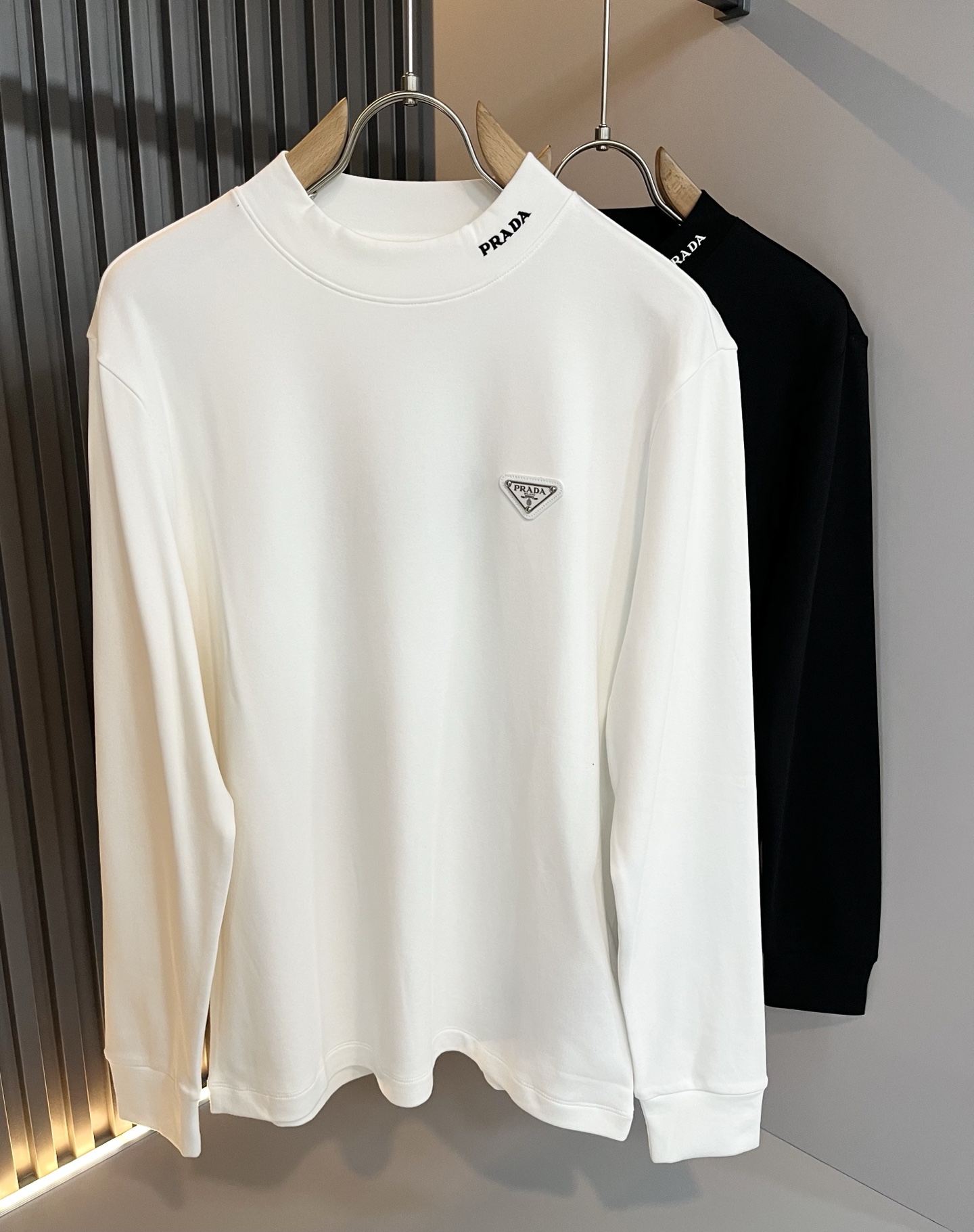 NO:597237,PRAD*A's new men's long-sleeved bottoming shirt for autumn and winter, the latest model is available exclusively on the entire network!  !  ~It is both classic and fashionable, who doesn’t love it? It shows the classic again, it is very eye-catching, and it has a low-luxury aura and recognition!  Pr*da's traditional brand concept and modern advanced technology are perfectly combined. Coupled with an extremely modern and simple design, Pr*da's exclusive logo pattern badge design!  Customized 100% imported velvet cotton fabric!  The texture of this model is quite impressive. You can tell the specifications and grades at your fingertips. The level of finesse and breathability are top-notch!  Size S-2XL,,prada,alexander wang19860909PRAD*A普*达秋冬新款男士长袖打底衫,最新款全网独家首上！！~既经典有时尚百搭,谁不爱啊,将经典再次展现,非常的耐看,自带低奢光环与辨识度！Pr*da传统的品牌理念和现代化的先进技术进行了完美结合.加上极其现代摩登风范的简约设计,p家专属logo图案徽章设计！定制百分百进口绒棉面料！此款的质感相当感人 触手便知规格档次 细腻程度与透气效果堪称顶级！尺码S-2XL,,prada,alexander wang,Men's clothing