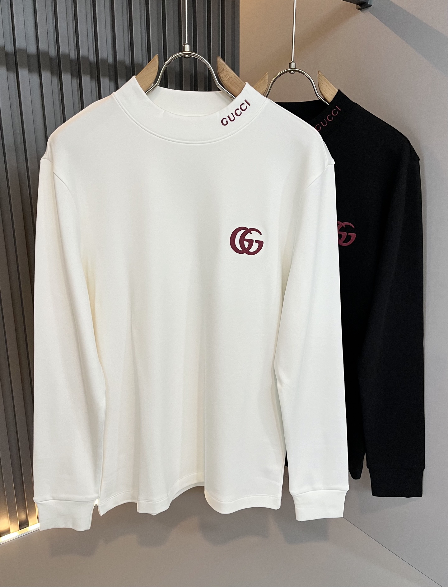 NO:597234,Gucc* Gujia autumn and winter series basic round neck long-sleeved base layer, casual loose cotton round neck long-sleeved T-shirt for men and women couples!  Trading company channels are rare and available on the official website simultaneously!  The latest autumn and winter series, classic fashion design elements inject full vitality into the new series. This T-shirt is made of carefully selected imported cotton fabrics supplied by customers. The fabric feels skin-friendly, soft and delicate, and the body is designed with logo embroidery!  It has an extremely comfortable and breathable wearing experience. The whole piece is very eye-catching and fashionable, and is deeply loved by young people today!  Basic loose round neck cut, unisex style regardless of age and gender, suitable for matching all styles and looks you need in daily life!  It is recommended to wear couple outfits when going out on the street, it will be more eye-catching!  Size S-2XL,,gucci,gucci,tees,t-shirt,alexander wang19860909Gucc*古家 秋冬系列基础圆领长袖打底,男女同情侣款休闲宽松棉质圆领长袖T恤衫！贸易公司渠道稀出,同步官网发售 ！ 秋冬最新系列,经典时尚设计元素,为全新系列注入满满活力,这款T恤衫用心甄选客供进口棉面料制成,面料手感亲肤柔软细腻,衣身logo刺绣设计！拥有着无比舒适透气性的穿着体验,整件单品极具吸睛度与时尚感,深受当下年轻人的喜爱！基础宽松的圆领版型裁剪,不分年龄与性别的中性款式,适合搭配你日常所需的所有风格与造型！建议搭配情侣装出街会更为养眼出色！尺码S-2XL,,gucci,gucci,tees，t-shirt,alexander wang,Men's clothing