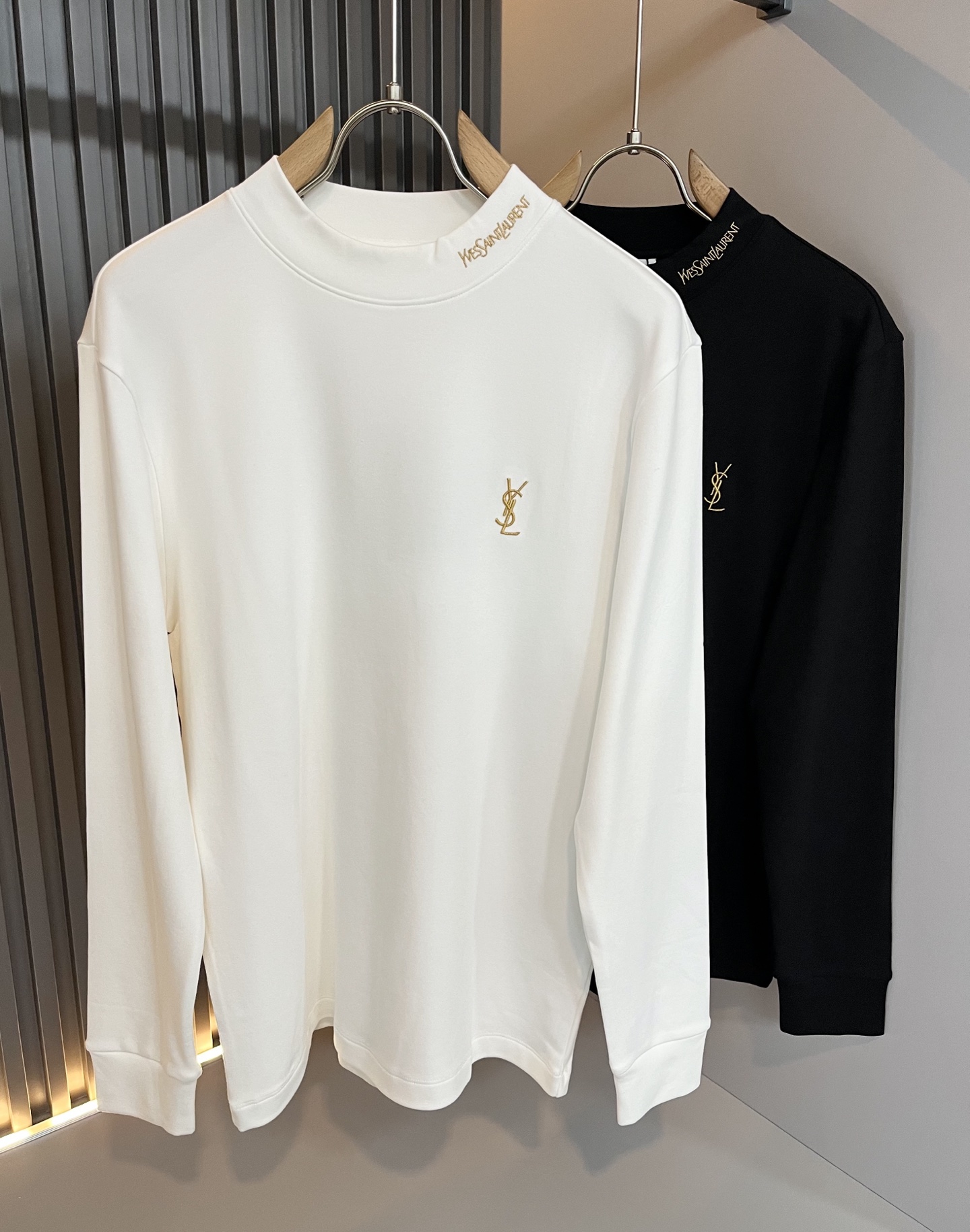 NO:597231,SAINT LAURE*T Saint Laurent's new autumn men's base layer shirt, a trendy and light luxury new product, original replica product, high-end quality, the highest version on the market, Milan fashion designer model, sneak peek, exclusive spot sale; original and exclusive pure cotton fabric available to customers!  Simple, elegant and exquisite YSL letter logo embroidery design on the chest!  The upper body effect is great, comfortable and close to the body, showing off your temperament!  Size S-2XL,,saint laurent,saint laurent,saint laurent,alexander wang19860909SAINT LAURE*T 圣罗兰 秋季新款男士打底衫,潮流轻奢新品登场 原单复刻产物 高端品质 市场最高版本 米兰时装设计师款 先睹为快,独家现货发售；客供原版专属纯棉面料！胸前简单大气精致YSL字母logo刺绣工艺设计！上身效果超赞,舒适贴身彰显气质！码数S-2XL,,saint laurent,saint laurent,saint laurent,alexander wang,Men's clothing