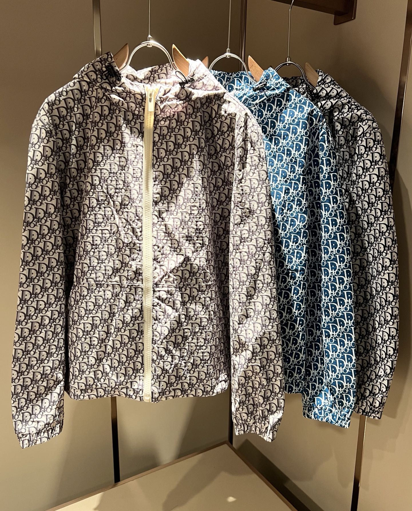 NO:572710,Dio*r men's autumn and winter jackets, the latest fashionable casual jackets, are rarely available through trading company channels, and are sold simultaneously on the official website, with logo design on the body!  The high-quality products that the male god is most looking forward to are coming, allowing you to feel what true luxury has connotation! Full of brand style!  Your most enjoyable wearing experience! It perfectly enhances the overall sense of luxury and class, and you can get the high-end luxury atmosphere at a glance!  The upper body is versatile, simple and not fussy, and can easily cope with various occasions and environments. It is undoubtedly a must-have item for daily commuting! Sizes M-3XL,, dior, jackets & coats, jackets & coats, alexander wang19860909Dio*r迪*奥秋冬男士夹克外套,最新时尚休闲夹克,贸易公司渠道稀出,同步官网发售,衣身logo图案设计！男神最为期待的精品狠货重磅来袭,让你感受到什么叫真正的高奢有内涵!满满的品牌风格！你最为享受的穿着体验! 完美提升了整体的奢华档次感,一眼就能Get到的高端奢华气息！上身百搭简约不挑人,轻松应对各种场合与环境,属于日常通勤必备的臻品无疑!尺码M-3XL,,dior,jackets & coats,jackets & coats,alexander wang,Men's clothing