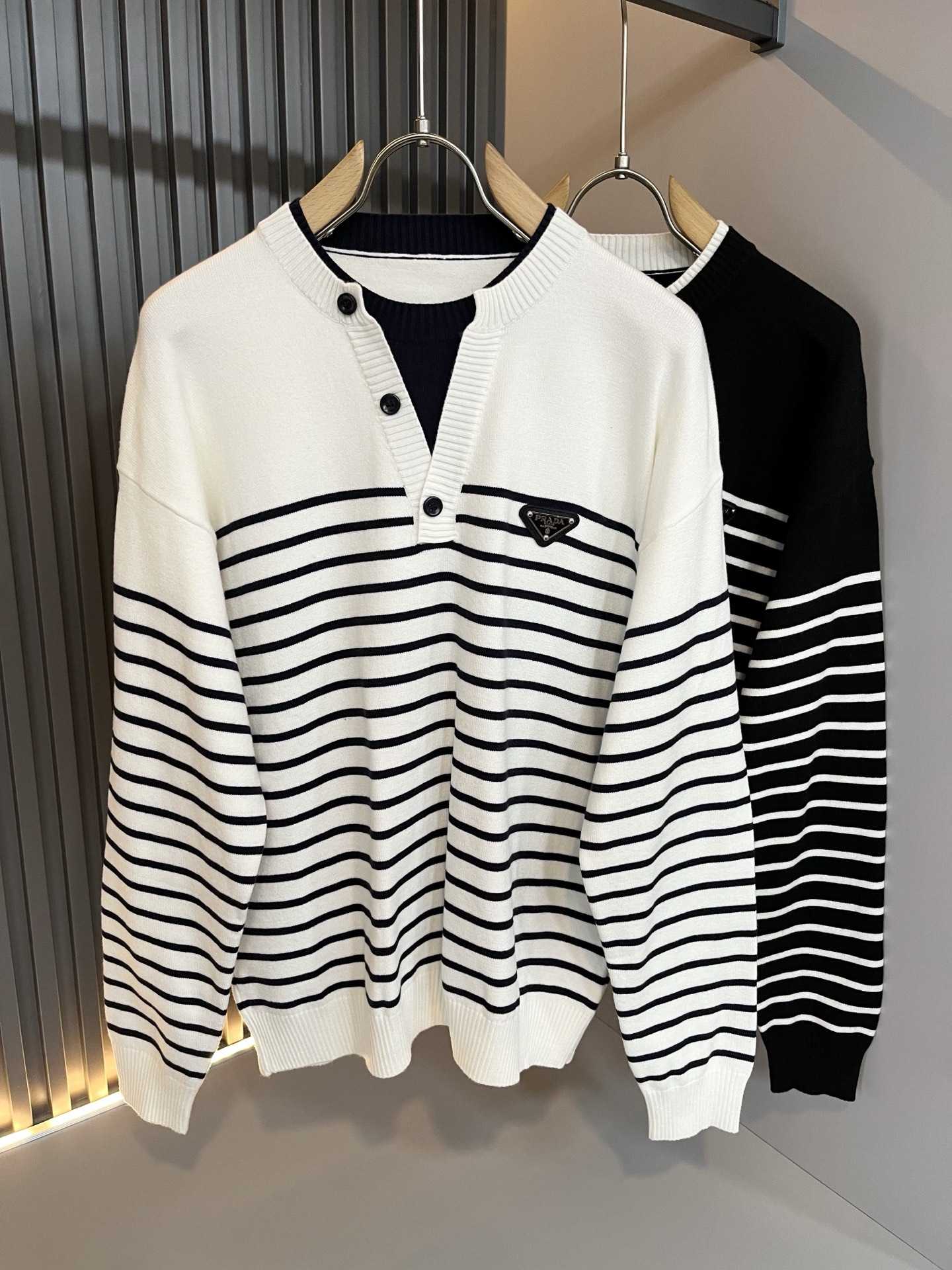 NO:573760,PRAD*A's 2025 new autumn and winter men's knitted woolen sweaters, the latest model is exclusively available on the entire network!  !  ~It is both classic and fashionable, who doesn’t love it? It shows the classic again, it is very eye-catching, and it has a low-luxury aura and recognition!  Pr*da's traditional brand concept and modern advanced technology are perfectly combined. Coupled with an extremely modern and simple design, Pr*da's exclusive three-dimensional logo pattern badge design!  Customized 100% imported wool fabric!  The texture of this model is quite impressive. You can tell the specifications and grades at your fingertips. The level of finesse and breathability are top-notch!  Size S-2XL,,prada,alexander wang19860909PRAD*A普*达2025秋冬新款男士针织羊毛衫,最新款全网独家首上！！~既经典有时尚百搭,谁不爱啊,将经典再次展现,非常的耐看,自带低奢光环与辨识度！Pr*da传统的品牌理念和现代化的先进技术进行了完美结合.加上极其现代摩登风范的简约设计,p家专属立体标识logo图案徽章设计！定制百分百进口羊毛面料！此款的质感相当感人 触手便知规格档次 细腻程度与透气效果堪称顶级！尺码S-2XL,,prada,alexander wang,Men's clothing