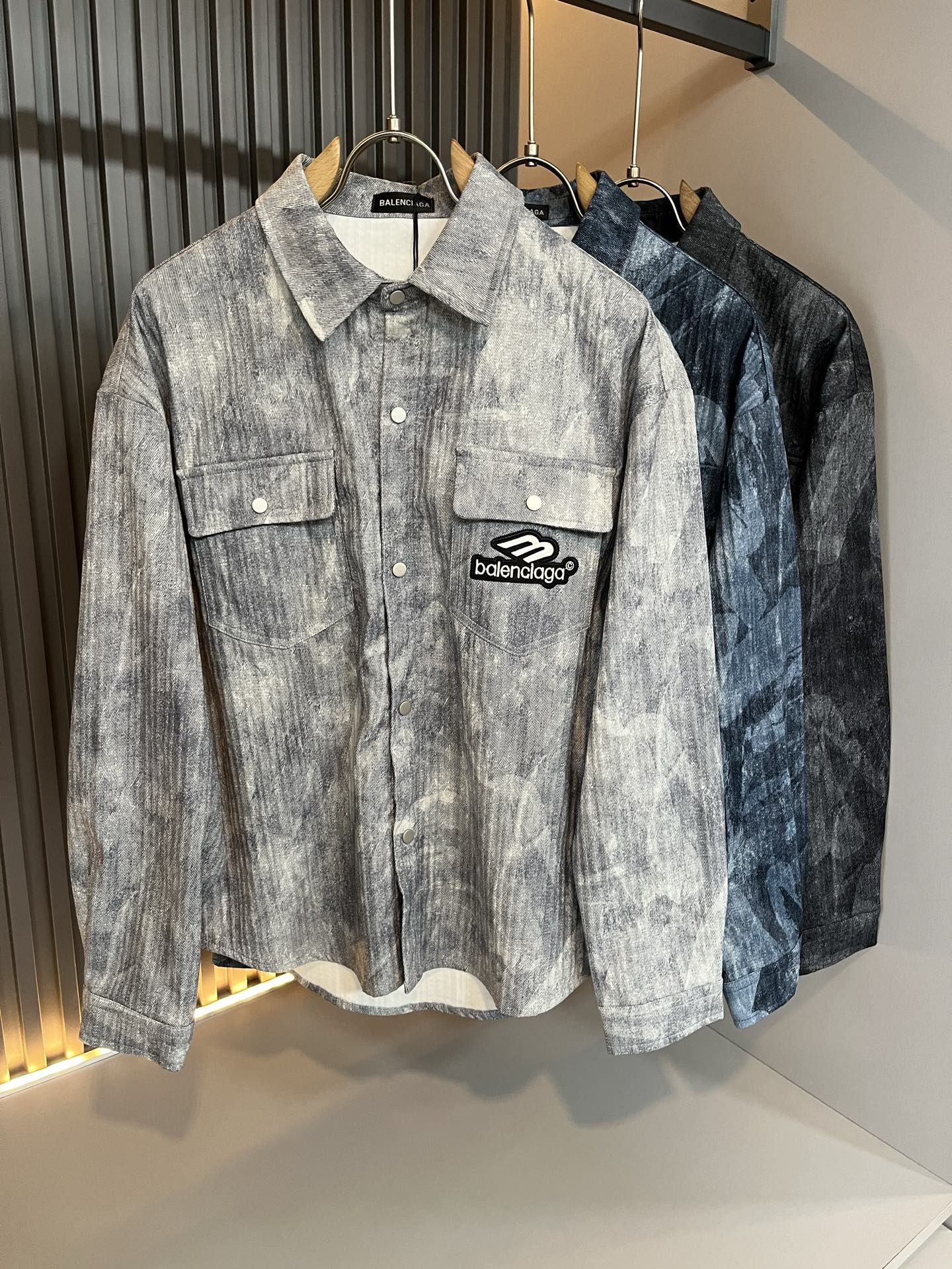 NO:573757,BALENCI*GA Paris* 2025 new autumn and winter new shirts for men and women, fashionable casual shirts with catwalk pattern printing, logo pattern badge design!  It is made of specially designed poplin cotton fabrics supplied by customers. It feels soft and skin-friendly, comfortable and breathable. The real thing will definitely make you fall in love with it!  The round neck cut with loose shoulders and dropped shoulders, non-sexist style for couples to wear together, opens up a new fashion style!  Distinguish the market version of the high-definition series!  Size M-4XL,,balenciaga,alexander wang19860909BALENCI*GA巴黎*家 2025秋冬新款男女同款衬衣,走秀图案印花时尚休闲衬衣,标志logo图案徽章设计！极具设计精选客供府绸棉面料,手感柔软亲肤,着身舒适透气性都无法挑剔,实物绝对会让你爱不释手！宽松小落肩的圆领版型裁剪,无性别主义的情侣混穿款式,打开全新的时装新韵味！区别市场版本高定系列！尺码M-4XL,,balenciaga,alexander wang,Men's clothing