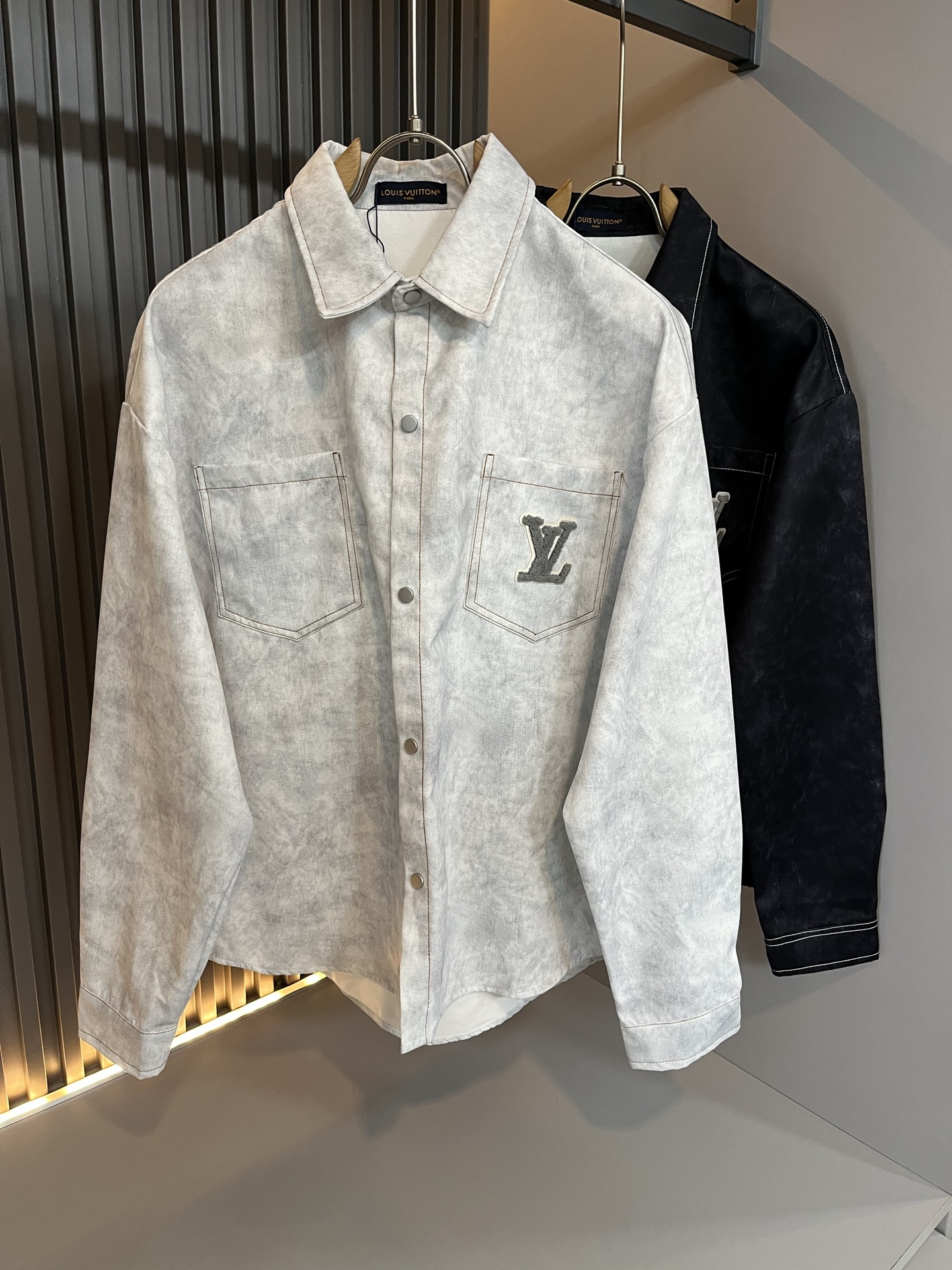 NO:573772,Louis Vuit*on 2025 autumn and winter new light luxury unisex shirts, the new high-end of the Louis family, the details and quality are always so flawless, customized original poplin cotton fabric!  Chest letter logo pattern badge design!  You can’t be considered a fashionista if you haven’t bought a few pieces of Louis this spring. It interprets Louis’ iconic elements and is something that everyone loves. It is super soft and tough, and has excellent breathability. It comes from world-class trade-level OEM channels, and the quantity is extremely rare and sold out. Clean and neat. This is the Louis family’s specialty and the latest craftsmanship of this season. The level of detail has reached the top, and the loose three-dimensional tailoring design is a must-have. It is a fusion of luxury and fashion!  Size M-4XL,,louis vuitton,louis vuitton,alexander wang19860909Louis Vuit*on 路易*登 2025秋冬新款轻奢男女同款衬衣,路易家族的新高端,细节品质永远的那么完美无瑕,定制原版府绸棉面料！胸前字母logo图案徽章设计！今年春季节没有入手几件路易你算不上时尚达人.诠释路易的标志性元素,实属人见人爱的东西.超级柔软且具有韧性,透气感也是绝佳.来自世界级贸易级别的代工厂渠道,数量极其稀少售完无补.干净俐落.这是路易家族的看家绝活也是本季度的最新工艺.细致化程度已经达到顶端了,宽松立体剪裁的版型设计堪称一绝.属于奢华与时尚的融合！尺码M-4XL,,louis vuitton,louis vuitton,alexander wang,Men's clothing