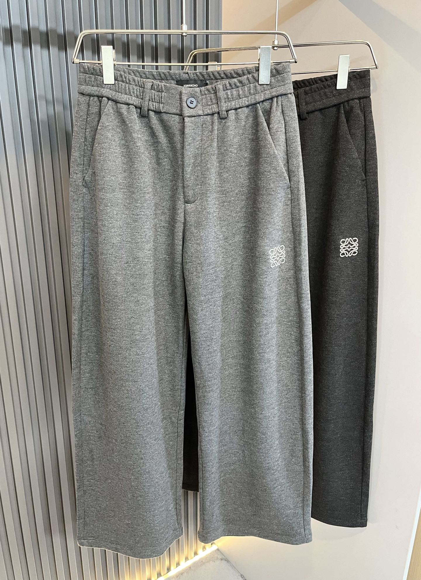 NO:573751,LO*WE/Luo*wei 2025 autumn and winter new men's fashion high-end casual trousers, Hong Kong foreign company channel goods, original Japanese factory production, pure blood quality, perfectly inherits the essence and genes of the LOE* family, from the main fabric to the detailed craftsmanship, all demonstrate the ingenuity of quality, using multiple brand elements to interpret, embroidered logo design on the trouser legs!  A soulful expression of identity!  We provide customers with high-grade imported pure cotton fabrics, very high-end and fashionable detailed craftsmanship, and the red ear cloth is made by a specific antique loom. This element represents the identity and rank of the jeans, which is worth savoring!  In terms of matching, it is invincible. It interprets the versatility in place, the details are exquisite, the accessories are all supplied by foreign merchants, the tailoring is fit and slim, and the upper body butt lifting effect is excellent. It is a styling item that can only be found but not sought after!  Size M-2XL,,loewe,jeans,alexander wang19860909LO*WE/罗*威2025秋冬新品男士时装款高端休闲裤,香港洋行渠道货,日本原厂出品,纯血统品质,完美延续了LOE*家的精髓与基因,从主体面料到细节工艺,无不彰显出品质的匠心所在,运用多个品牌元素标识来诠释,裤腿刺绣logo设计！属于灵魂式的身份彰显！客供高级进口纯棉面料,非常高级且时髦的细节工艺,赤耳布是由特定古董织布机完成,此元素代表着牛仔裤的身份及段位,非常值得细品悦人！在搭配上所向无敌,把百搭阐释到位,细节匠心考究,辅料皆为外商客供,剪裁合体修身,上身提臀效果绝佳,可遇而不可求的造型单品！尺码M-2XL,,loewe,jeans,alexander wang,Men's clothing