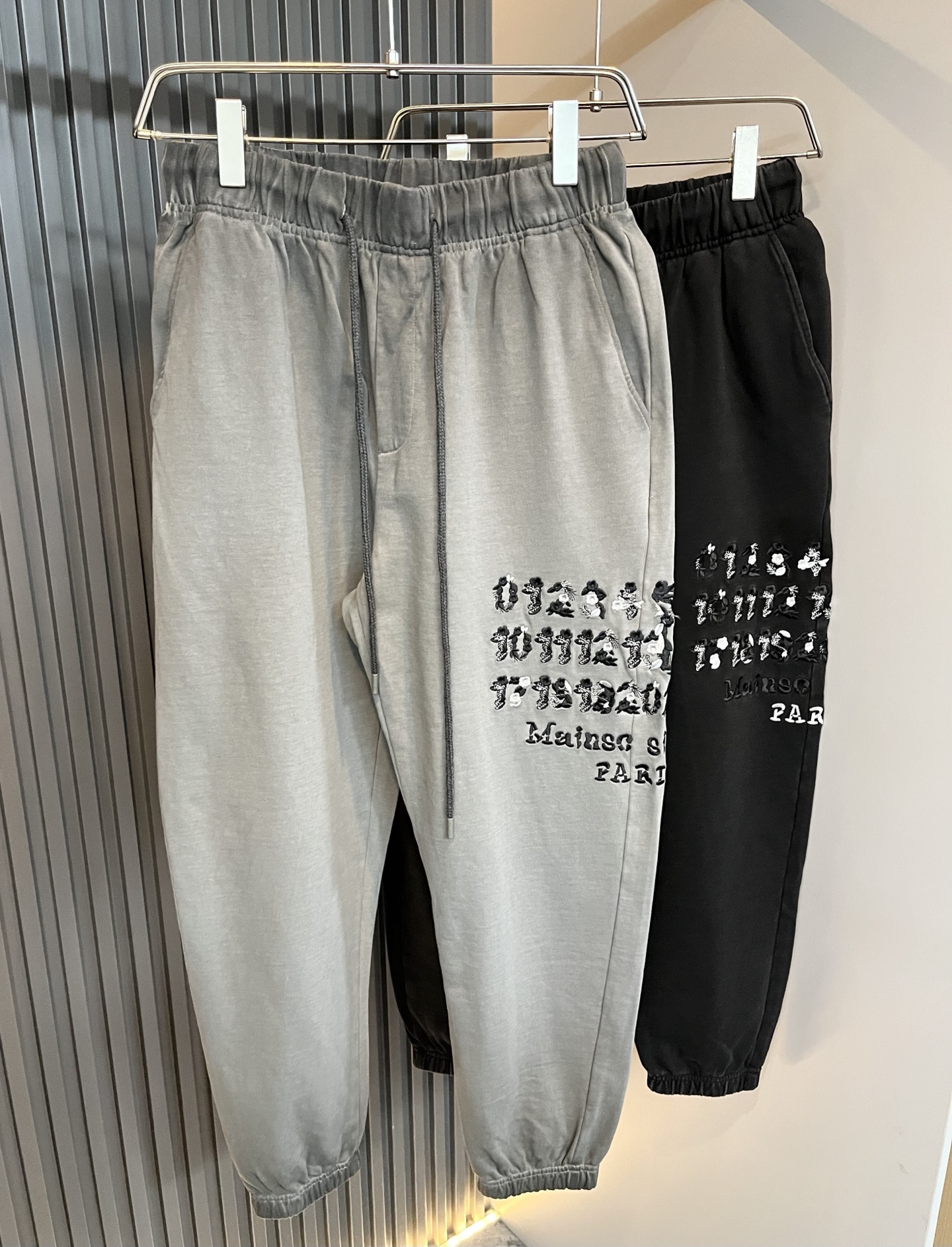 NO:573748,Maison margiel's new 2025 autumn and winter casual pants for men and women are on sale at the same time at the counter!  Customized exclusive washed cotton fabric, trouser leg logo embroidery design!  Simple and elegant, easy to match and versatile, extremely high-grade, perfectly integrated into fashion and style, it is a top-notch fashionable style that is perfect for outer wear!  The whole thing gives people a natural feeling!  The ultimate classic versatile casual pants, customized with original pure cotton fabric!  The ultimate heavy work, the ultimate perfection!  Fans who pursue high quality should rush to buy it by themselves, and we sincerely invite all fans who know the goods to appreciate this model together!  !  Size M-3XL,,masion margiela,alexander wang19860909马吉拉 maison margiel 2025秋冬新款男女同款休闲裤,专柜同步发售！定制专属洗水纯棉面料,裤腿logo图案刺绣设计！简约大方,从容百搭,档次极高,完美融入时尚还有风情感一款完美符合外穿的顶尖时髦气质款！整体给人浑然天成的感觉！极致经典的百搭型休闲裤,定制原版纯棉面料！极致的重工极致的完美！追求高品质的粉丝们请自行抢购,诚邀所有识货的粉丝一同鉴赏此款！！尺码M-3XL,,masion margiela,alexander wang,Men's clothing