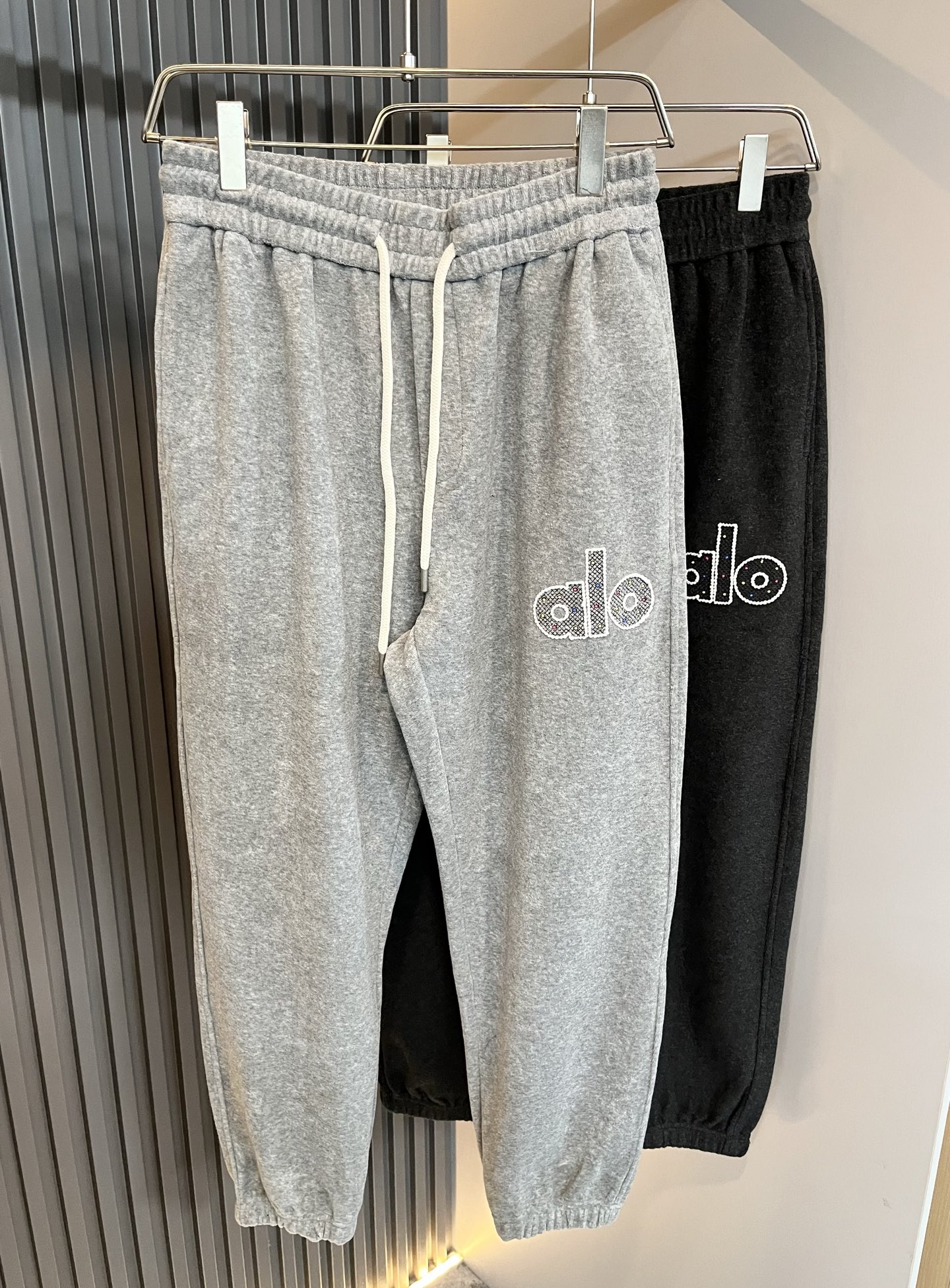 NO:573745,Alo 2025 new autumn and winter men's casual pants, the choice of high-end quality... A versatile trousers that has both casual pants and casual pants. It is also an indispensable matching artifact in men's wardrobe. It is a classic style that is practical to wear!  The design style of the entire pair of casual pants is simple and fashionable, which is very consistent with the low-luxury style setting. It has excellent skin-friendly value, is easy to wear, and has a full sense of details!  Classic logo embroidery pattern design!  This type of trousers is made of high-quality pure cotton fabric. The fabric is comfortable, soft and delicate to the touch, has a good vertical feel, looks very textured, and is full of fine and high-end charm. It has first-class and exquisite tailoring, and the routing is meticulous, smooth and neat. It is a trousers that looks good with any casual style. If you like it, hurry up and get it, good stuff waits for no one!  Size M-3XL,,alexander wang19860909Alo 2025秋冬新款男士休闲裤,高端品质之选……一款休闲裤兼备的百搭裤装,也是男士衣橱里不可缺少的搭配神器,属于实穿型的经典款式！整条休闲裤的设计风格简洁时尚,非常符合低奢的风格设定,亲肤值优越,穿着方便,细节感十足！经典标识logo刺绣图案设计！此款裤装采用优质纯棉面料打造而成,面料舒服,手感柔软细腻,有着很好的垂直感,看上去非常有质感,细品高级韵味十足.一流精湛的版型裁剪,走线细致平顺工整,休闲随意怎么搭配都好看的裤装,喜欢的赶紧入手吧,好货可不等人！尺码M-3XL,,alexander wang,Men's clothing