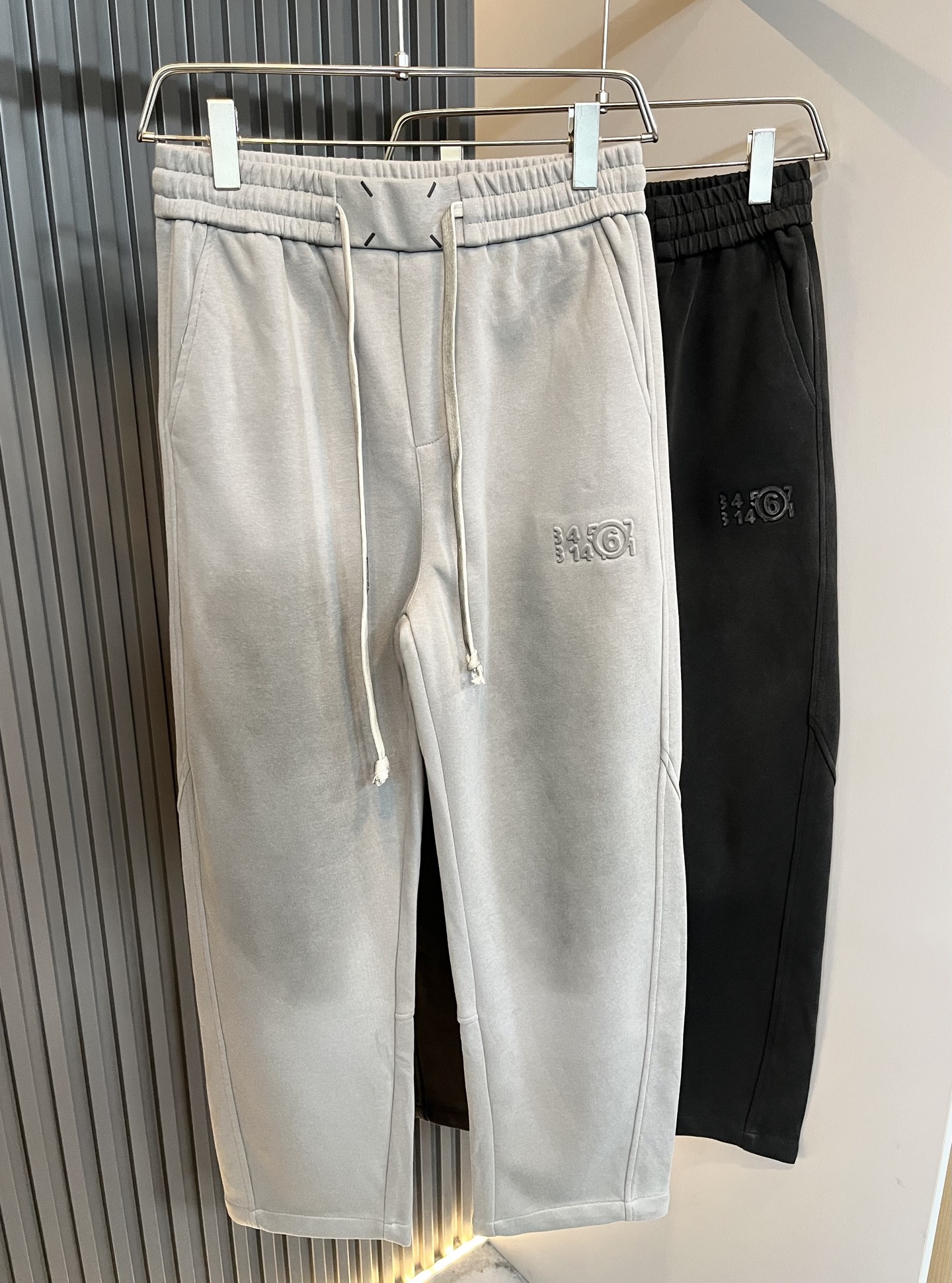 NO:573771,Maison margiel's new 2025 autumn and winter casual pants for men and women are on sale at the same time at the counter!  Customized exclusive washed cotton fabric, trouser leg logo pattern design!  Simple and elegant, easy to match and versatile, extremely high-grade, perfectly integrated into fashion and style, it is a top-notch fashionable style that is perfect for outer wear!  The whole thing gives people a natural feeling!  The ultimate classic versatile casual pants, customized with original pure cotton fabric!  The ultimate heavy work, the ultimate perfection!  Fans who pursue high quality should rush to buy it by themselves, and we sincerely invite all fans who know the goods to appreciate this model together!  !  Size M-3XL,,masion margiela,alexander wang19860909马吉拉 maison margiel 2025秋冬新款男女同款休闲裤,专柜同步发售！定制专属洗水纯棉面料,裤腿logo图案设计！简约大方,从容百搭,档次极高,完美融入时尚还有风情感一款完美符合外穿的顶尖时髦气质款！整体给人浑然天成的感觉！极致经典的百搭型休闲裤,定制原版纯棉面料！极致的重工极致的完美！追求高品质的粉丝们请自行抢购,诚邀所有识货的粉丝一同鉴赏此款！！尺码M-3XL,,masion margiela,alexander wang,Men's clothing