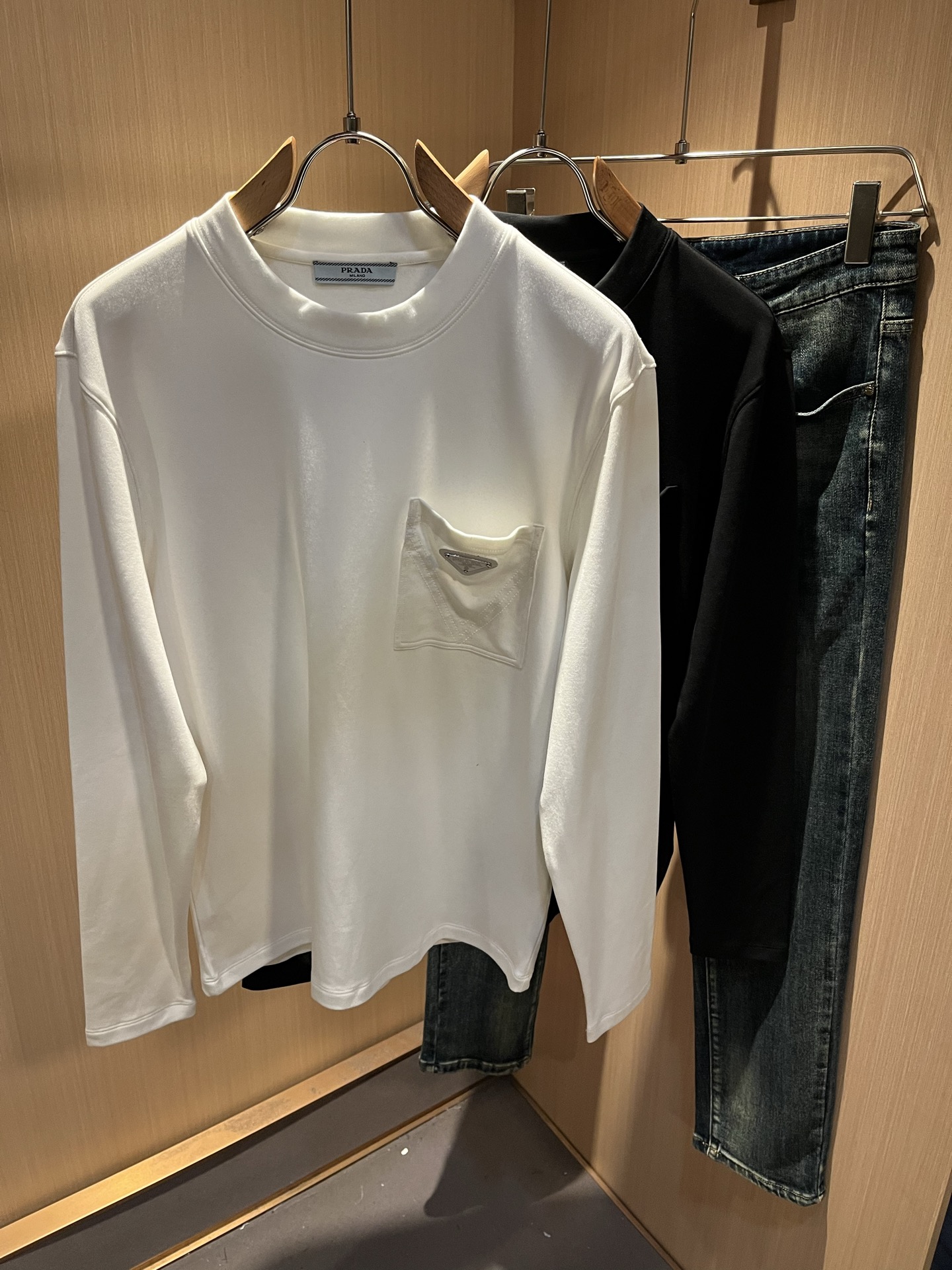 NO:573762,PRAD*A's new 2025 autumn and winter men's long-sleeved bottoming shirt, the latest model is exclusively available on the entire network!  !  ~It is both classic and fashionable, who doesn’t love it? It shows the classic again, it is very eye-catching, and it has a low-luxury aura and recognition!  Pr*da's traditional brand concept and modern advanced technology are perfectly combined. Coupled with an extremely modern and simple design, Pr*da's exclusive logo pattern badge design!  Customized 100% imported velvet cotton fabric!  The texture of this model is quite impressive. You can tell the specifications and grades at your fingertips. The level of finesse and breathability are top-notch!  Size M-3XL,,prada,alexander wang19860909PRAD*A普*达2025秋冬新款男士长袖打底衫,最新款全网独家首上！！~既经典有时尚百搭,谁不爱啊,将经典再次展现,非常的耐看,自带低奢光环与辨识度！Pr*da传统的品牌理念和现代化的先进技术进行了完美结合.加上极其现代摩登风范的简约设计,p家专属logo图案徽章设计！定制百分百进口绒棉面料！此款的质感相当感人 触手便知规格档次 细腻程度与透气效果堪称顶级！尺码M-3XL,,prada,alexander wang,Men's clothing