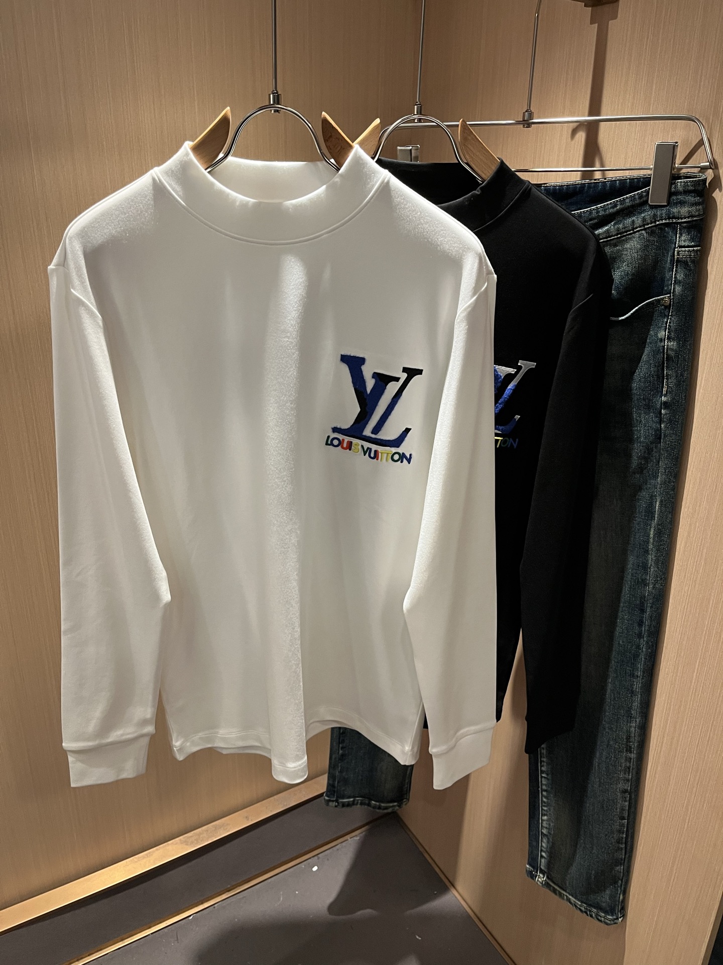 NO:572689,LouisVuitt* Louis*den's new autumn and winter series of items are online, a very fashionable and avant-garde short-sleeved T-shirt for men and women, with logo pattern flocking decoration!  It is different from the past and declares the design concept that the brand has inherited for many years!  Its eye-catching appeal is no less than any classic style, perfectly presenting the sense of fashion, high-end and luxury to the world!  It is made of imported 100% cotton material supplied by customers. It is a selection of high-quality pure cotton fabrics. It feels soft, waxy and delicate to the skin. The actual product will definitely exceed your imagination. It is extremely comfortable and breathable. Even if you sweat profusely, you will not feel greasy or stuffy. It maximizes sweat wicking and moisture absorption!  Size M-3XL,,louis vuitton,louis vuitton,T-shirt,tees,t-shirt,alexander wang19860909LouisVuitt*路易*登 秋冬全新系列单品上线,非常时髦前卫的一款男女同款短袖T恤,标识logo图案植绒修饰！区别于以往的不同,宣示品牌传承多年的设计理念！其吸睛度完全不亚于任何经典款式,将时髦高级感与奢华感完美呈现在世人眼前！客供进口全棉材质制成,精选优质纯棉面料,触感软糯亲肤细腻,实物到手绝对超乎你的想象,贴身无比舒适透气,即便是汗流浃背也不会有腻身及闷热感可言,将排汗吸湿性发挥到了极致！尺码M-3XL,,louis vuitton,louis vuitton,T-shirt,tees，t-shirt,alexander wang,Men's clothing