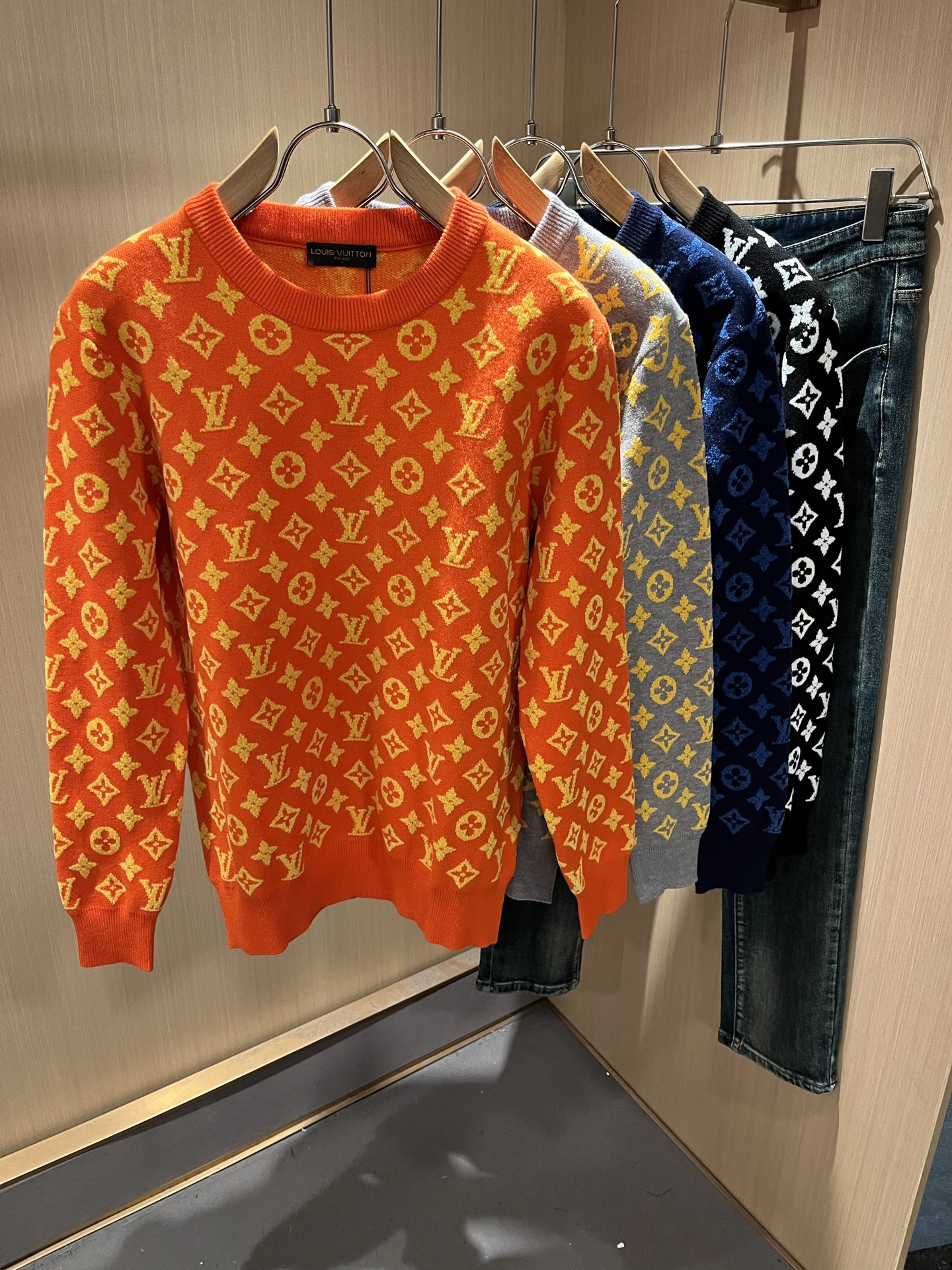 NO:572687,Louis Vuit*on's autumn and winter Louis family's light luxury Monogram crocheted knitted sweater!  Same decoration for men and women!  The new high-end of the Louis family, the details and quality are always so flawless, and the creative designs are endless. You are not a fashionista if you don’t buy a few pieces of Louis this autumn and winter. Monogram crochet pattern design!  It is something that everyone loves. Made of top-quality wool blend, it is super soft and tough, and has excellent breathability. It comes from world-class trading OEM channels, and the quantity is extremely rare and sold out. It is a presbyopic item that is released every year by 'Donkey Brand'.  The body logo presents an unusual texture, clean and neat. This is the Louis family's unique skill and the latest craftsmanship of this season. The level of detail has reached the top, and the slim and three-dimensional tailoring is a unique design. It is a fusion of luxury and fashion!  Size M-3XL,,louis vuitton,louis vuitton,louis vuitton,alexander wang19860909Louis Vuit*on 秋冬路易家族轻奢Monogram钩织针织羊毛衫！男女同款装饰！ 路易家族的新高端,细节品质永远的那么完美无瑕,创意设计层出不穷.今年秋冬季节没有入手几件路易你算不上时尚达人.Monogram钩织图案设计！实属人见人爱的东西.顶级羊毛混纺打造,超级柔软且具有韧性,透气感也是绝佳.来自世界级贸易级别的代工厂渠道,数量极其稀少售完无补.“驴牌”每年都会出的老花单品,立体Logo呈现不一般的质感,干净俐落.这是路易家族的看家绝活也是本季度的最新工艺.细致化程度已经达到顶端了,修身立体剪裁的版型设计堪称一绝.属于奢华与时尚的融合！尺码M-3XL,,louis vuitton,louis vuitton,louis vuitton,alexander wang,Men's clothing