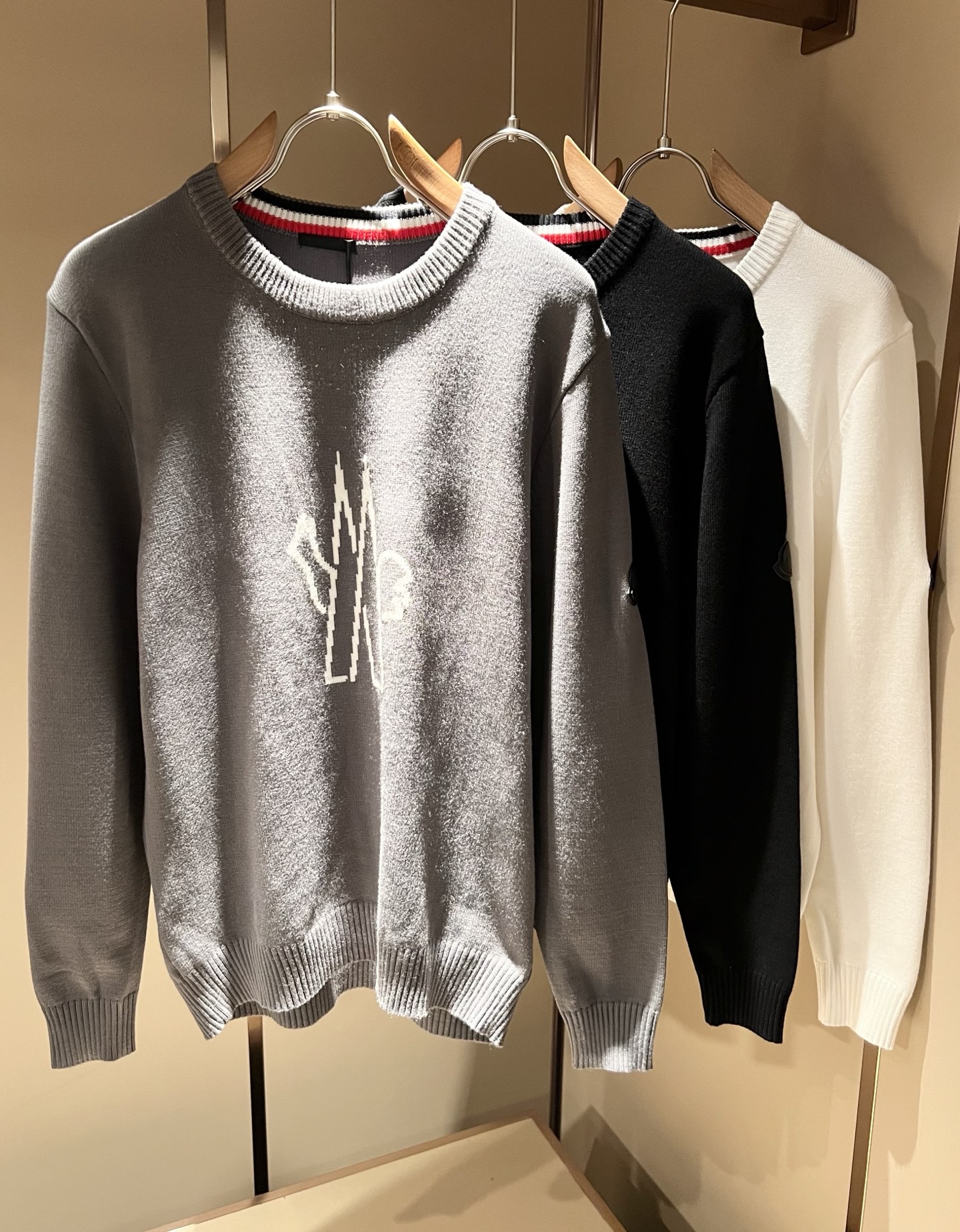 NO:572716,Moncl*r is the latest trade order knitted woolen sweater for men and women in autumn and winter, the same style for couples, in full condition!  !  Internet celebrity model!  The craftsmanship is knitted wool and crocheted, with a simple Mon logo badge design!  Crocheted logo design on the chest!  Not stiff, with a rich three-dimensional feel overall, quality export order, customized exclusive knitted wool fabric, to meet the simple needs of commuters for dressing. The upper body effect is very good, slimming, and not picky about the figure. The fabric workmanship... is impeccable, good craftsmanship and good fabrics can make you wear a good taste, a must-have item for everyone!  Size M-3XL,,alexander wang19860909Moncl*r蒙*口 秋冬男女同款情侣款最新的贸易订单针织羊毛衫,全品相！！网红款！工艺采用针织羊毛钩织,简单Mon标识logo徽章设计！胸前钩织logo设计！不僵硬,整体有着丰富的立体感,品质出口订单,定制专属针织羊毛面料,满足通勤人们对于着装的简约需求,上身效果很好,显瘦,不挑剔身材.面料做工....无可挑剔,好工艺好面料才能穿出好品味一款,人手必备单品！尺码M-3XL,,alexander wang,Men's clothing