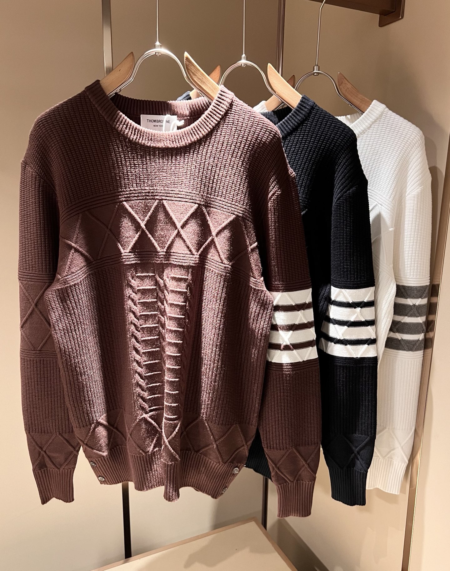 NO:572727,ThomBrow*e's new autumn and winter knitted wool sweaters for men and women, this year's new counter product, super soft wool fabric for men and women!  A fashionable and versatile model for the city, it is sure to be super popular this year. It is a must-have artifact for autumn and winter. It has a unique texture and a soft and smooth feel. It is not a product that can be compared with ordinary fabrics. Regular knitted wool fabric design, crocheted with classic iconic stripe design!  A rare model that can only be found. Very attractive design, liningless inseam binding technology, and very detailed. It is a model that requires a lot of attention to technology. Details determine the high-end. Minimalist design elements of the season, a must-have item for trendy men, perfect fit, highly recommended!  Size M-3XL,,alexander wang19860909ThomBrow*e汤姆*朗秋冬新款男女同款针织羊毛衫,今年的专柜新品,男女同款超软羊毛面料！时尚都市百搭款,今年必定超火爆,秋冬必备神器,质感独特,手感柔嫩顺滑,不是一般面料所能对比的产品.常规的针织羊毛面料设计,钩织搭配经典标识性经典条纹设计！可遇不可求的款 非常极具魅力的设计,无里布内缝包边工艺,细节非常到位,要非常讲究技术的一款,细节决定高端.极简当季的设计元素,潮男必备单品,完美版型,强烈推荐！尺码M-3XL,,alexander wang,Men's clothing