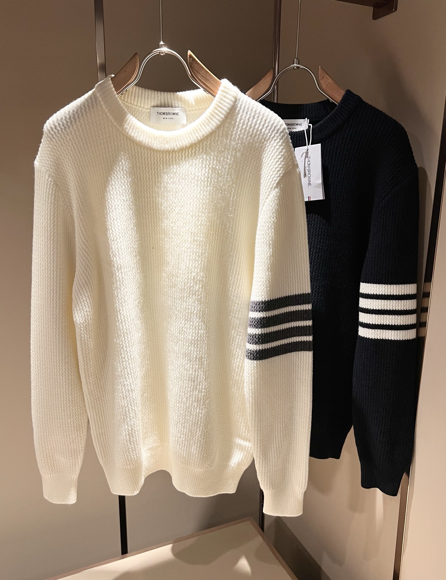 NO:572707,ThomBrow*e's new autumn and winter knitted wool sweaters for men and women, this year's new counter product, super soft wool fabric for men and women!  A fashionable and versatile model for the city, it is sure to be super popular this year. It is a must-have artifact for autumn and winter. It has a unique texture and a soft and smooth feel. It is not a product that can be compared with ordinary fabrics. Regular knitted wool fabric design, crocheted with classic iconic stripe design!  A rare model that can only be found. Very attractive design, liningless inseam binding technology, and very detailed. It is a model that requires a lot of attention to technology. Details determine the high-end. Minimalist design elements of the season, a must-have item for trendy men, perfect fit, highly recommended!  Size M-3XL,,alexander wang19860909ThomBrow*e汤姆*朗秋冬新款男女同款针织羊毛衫,今年的专柜新品,男女同款超软羊毛面料！时尚都市百搭款,今年必定超火爆,秋冬必备神器,质感独特,手感柔嫩顺滑,不是一般面料所能对比的产品.常规的针织羊毛面料设计,钩织搭配经典标识性经典条纹设计！可遇不可求的款 非常极具魅力的设计,无里布内缝包边工艺,细节非常到位,要非常讲究技术的一款,细节决定高端.极简当季的设计元素,潮男必备单品,完美版型,强烈推荐！尺码M-3XL,,alexander wang,Men's clothing