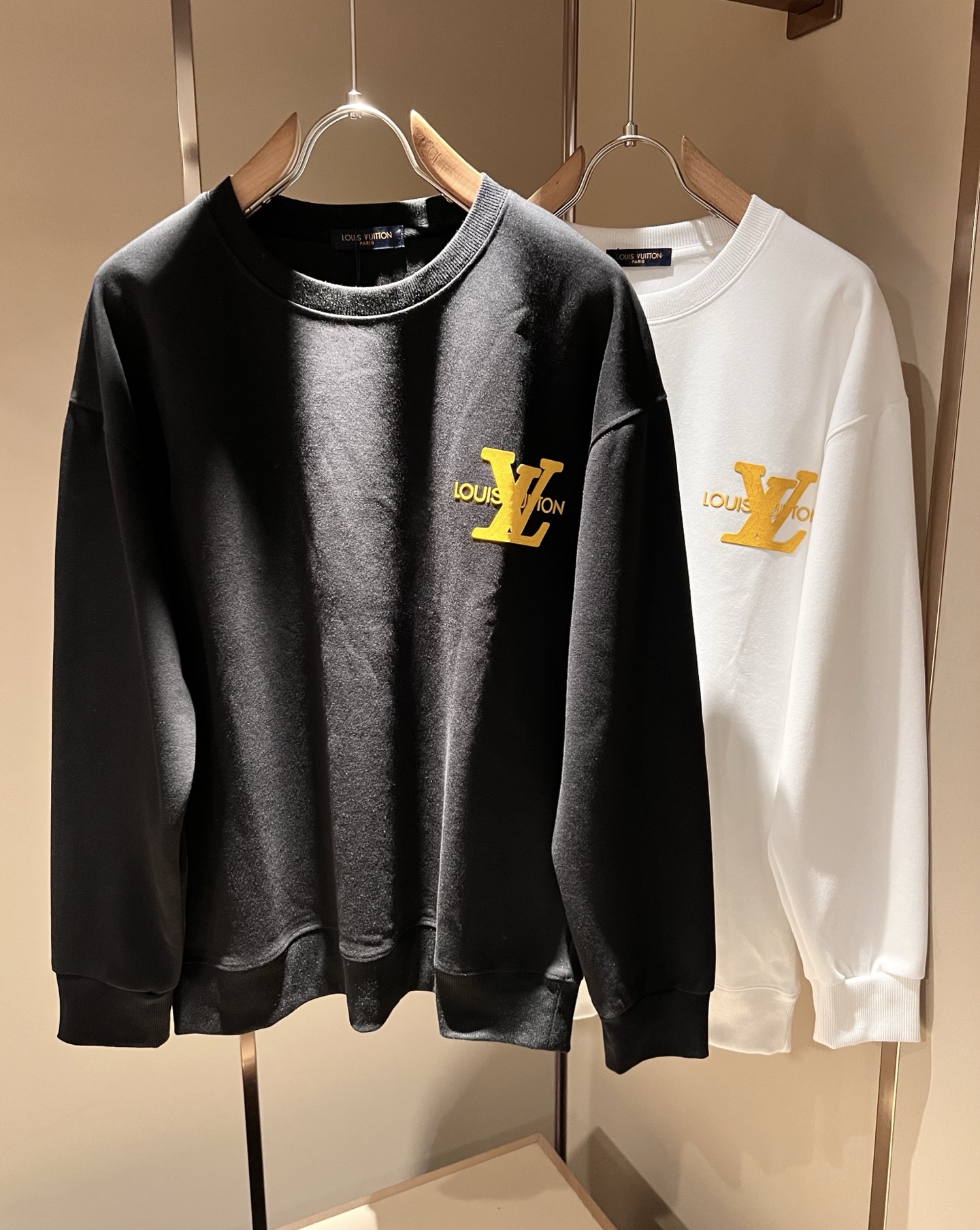 NO:572713,A new series of LouisVuitt* Louis*den sweatshirts are online, a very fashionable and avant-garde short-sleeved T-shirt for men and women, decorated with logo printing technology!  It is different from the past and declares the design concept that the brand has inherited for many years!  Its eye-catching appeal is no less than any classic style, perfectly presenting the sense of fashion, high-end and luxury to the world!  It is made of imported 100% cotton material supplied by customers. It is a selection of high-quality 320g pure cotton fabrics. It feels soft, waxy and skin-friendly. It will definitely exceed your imagination when you get it. It is extremely comfortable and breathable. Even if you sweat profusely, you will not feel greasy or stuffy at all. It maximizes sweat wicking and moisture absorption!  Size M-2XL,,louis vuitton,louis vuitton,hoodie,sweatshirts,T-shirt,tees,t-shirt,alexander wang19860909LouisVuitt*路易*登 卫衣全新系列单品上线,非常时髦前卫的一款男女同款短袖T恤,标识logo图案印花工艺修饰！区别于以往的不同,宣示品牌传承多年的设计理念！其吸睛度完全不亚于任何经典款式,将时髦高级感与奢华感完美呈现在世人眼前！客供进口全棉材质制成,精选优质320g纯棉面料,触感软糯亲肤细腻,实物到手绝对超乎你的想象,贴身无比舒适透气,即便是汗流浃背也不会有腻身及闷热感可言,将排汗吸湿性发挥到了极致！尺码M-2XL,,louis vuitton,louis vuitton,hoodie,sweatshirts,T-shirt,tees，t-shirt,alexander wang,Men's clothing