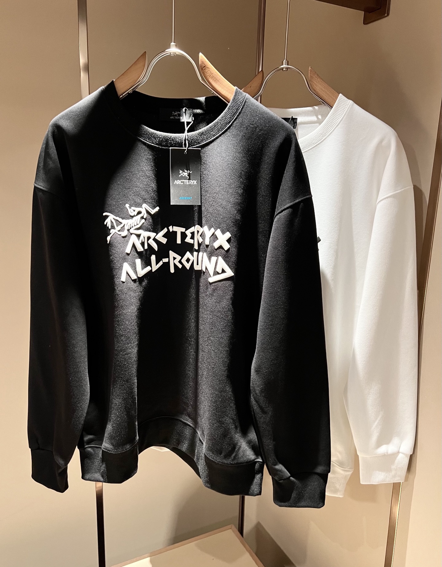 NO:572704,ARCTER *  In addition to its considerable attainments in style design, the most obvious or most proficient thing is that it has deeper and unique insights and attainments in fabrics. Through continuous structural research and problem solving, it is characterized by unique research on fabrics. These alone are enough to support it to become one of the leading new logo brand images in the clothing manufacturing industry. This model is made of pure cotton!  The fabric is carefully blended with pure cotton, and feels smooth and soft, with both natural beauty and comfort. The large-body cut is simple and clean, and the fabric shows a different hazy structural beauty. It is exclusively customized through mold opening. The fabric tests the skills of the workers and can be smooth, compliant and wrinkle-free!  Front and rear logo pattern laminated design!  It really tests the handicrafts of each master!  It makes the whole thing clean and tidy, without leaving a trace of thread. Nowadays, men who are pursuing life are also more refined in their lives!  Size M-4XL,arc'teryx,hoodie,sweatshirts,alexander wang19860909ARCTER*X始*祖鸟 秋冬新款男女同款休闲卫衣,户外品牌可能大家第一想到的就是加拿大鹅、始祖鸟.给人一种标签试的感觉！除了在款式设计上颇有造诣之外,最明显或者说最为拿手的,应该就是在面料上的拥有更深独特见解跟造诣了.通过不断地结构研究和问题处理,在以面料独特研究为特征,仅凭这些就已经足以支撑其成为服装制造行业中,首屈可数的新标志品牌形象.此款采用纯棉材质！通过精工混纺纯棉之后的面料,手感细滑柔软,同时兼具自然美感跟舒适度.大身上版型裁剪简洁干净,面料上显现出了不一样朦胧的结构性美感来.独家开模定制而成,面料及其考验工人的技术,能做到平整服帖又不起皱！前后logo图案压胶设计！真的是很考验每位师傅的手工制作！使得整体干净利索,不留一丝线头.现在对于生活有所追求的男性也在生活中更为精致！尺码M-4XL,arc'teryx,hoodie,sweatshirts,alexander wang,Men's clothing