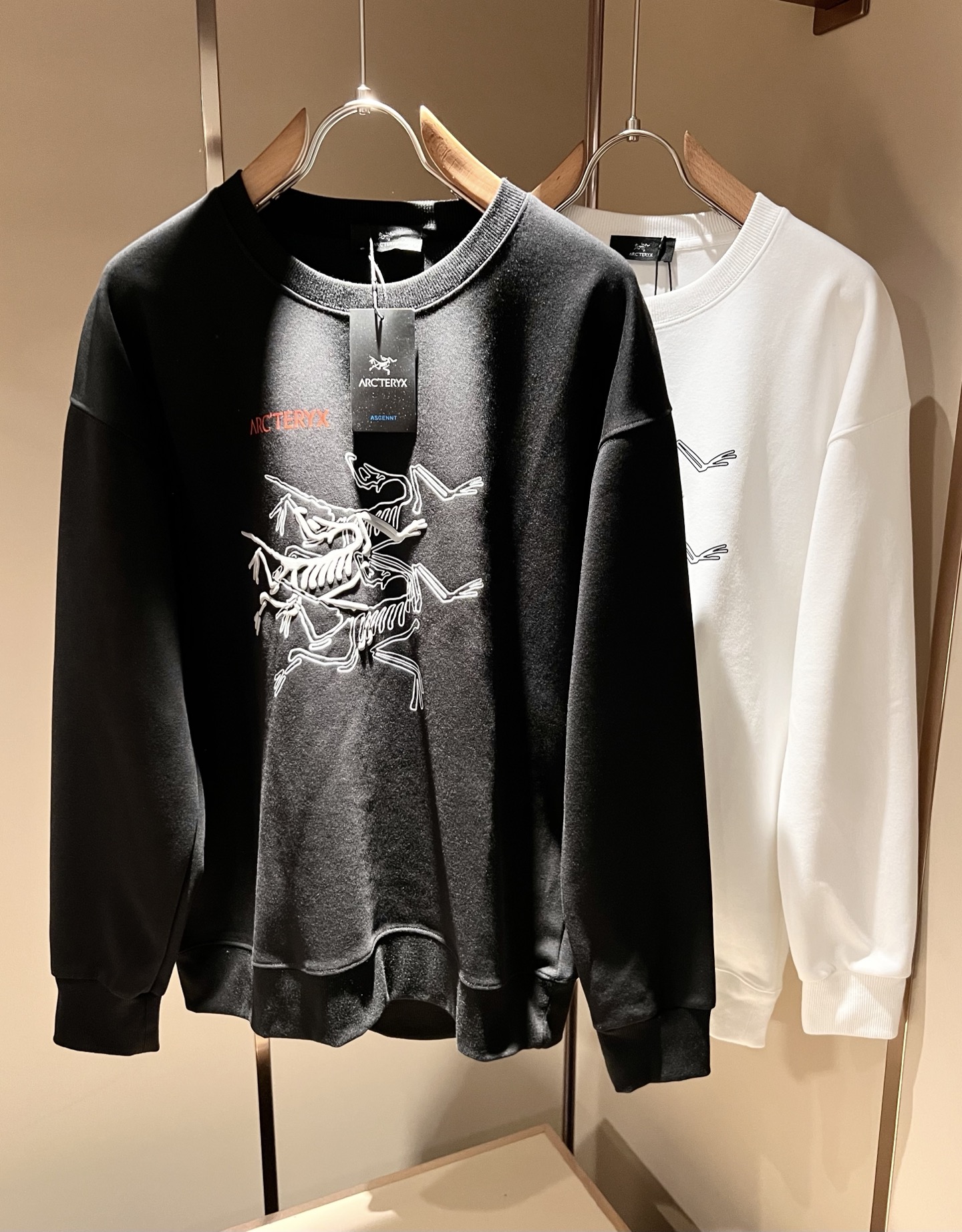 NO:572724,ARCTER *  In addition to its considerable attainments in style design, the most obvious or most proficient thing is that it has deeper and unique insights and attainments in fabrics. Through continuous structural research and problem solving, it is characterized by unique research on fabrics. These alone are enough to support it to become one of the leading new logo brand images in the clothing manufacturing industry. This model is made of pure cotton!  The fabric is carefully blended with pure cotton, and feels smooth and soft, with both natural beauty and comfort. The large-body cut is simple and clean, and the fabric shows a different hazy structural beauty. It is exclusively customized through mold opening. The fabric tests the skills of the workers and can be smooth, compliant and wrinkle-free!  Front and rear logo pattern laminated design!  It really tests the handicrafts of each master!  It makes the whole thing clean and tidy, without leaving a trace of thread. Nowadays, men who are pursuing life are also more refined in their lives!  Size M-4XL,arc'teryx,hoodie,sweatshirts,alexander wang19860909ARCTER*X始*祖鸟 秋冬新款男女同款休闲卫衣,户外品牌可能大家第一想到的就是加拿大鹅、始祖鸟.给人一种标签试的感觉！除了在款式设计上颇有造诣之外,最明显或者说最为拿手的,应该就是在面料上的拥有更深独特见解跟造诣了.通过不断地结构研究和问题处理,在以面料独特研究为特征,仅凭这些就已经足以支撑其成为服装制造行业中,首屈可数的新标志品牌形象.此款采用纯棉材质！通过精工混纺纯棉之后的面料,手感细滑柔软,同时兼具自然美感跟舒适度.大身上版型裁剪简洁干净,面料上显现出了不一样朦胧的结构性美感来.独家开模定制而成,面料及其考验工人的技术,能做到平整服帖又不起皱！前后logo图案压胶设计！真的是很考验每位师傅的手工制作！使得整体干净利索,不留一丝线头.现在对于生活有所追求的男性也在生活中更为精致！尺码M-4XL,arc'teryx,hoodie,sweatshirts,alexander wang,Men's clothing