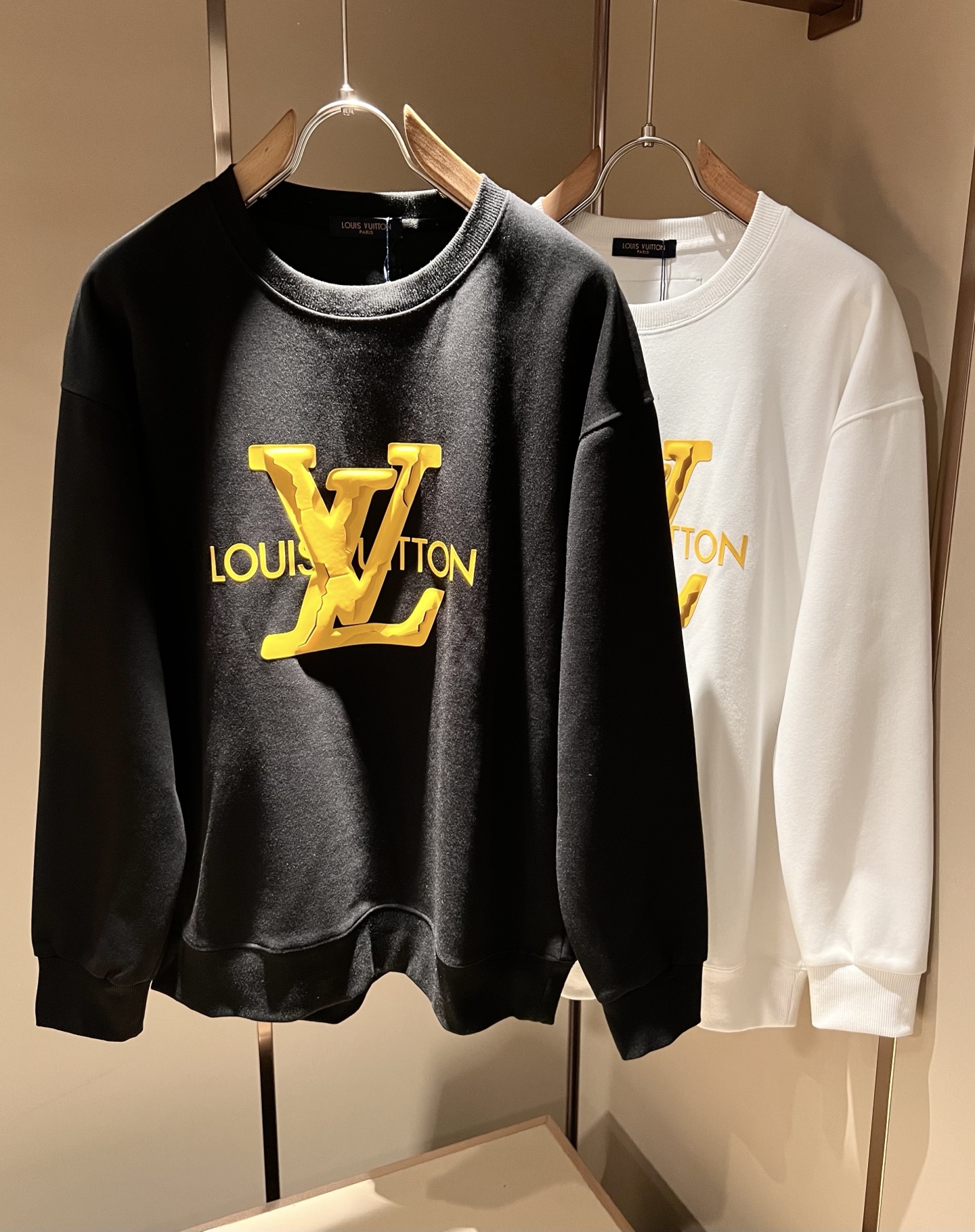 NO:572718,A new series of LouisVuitt* Louis*den sweatshirts are launched online. It is a very fashionable and avant-garde short-sleeved T-shirt for men and women, decorated with logo printing technology!  It is different from the past and declares the design concept that the brand has inherited for many years!  Its eye-catching appeal is no less than any classic style, perfectly presenting the sense of fashion, high-end and luxury to the world!  It is made of imported 100% cotton material supplied by customers. It is a selection of high-quality 320g pure cotton fabrics. It feels soft, waxy and skin-friendly. It will definitely exceed your imagination when you get it. It is extremely comfortable and breathable. Even if you sweat profusely, you will not feel greasy or stuffy at all. It maximizes sweat wicking and moisture absorption!  Size M-2XL,,louis vuitton,louis vuitton,hoodie,sweatshirts,T-shirt,tees,t-shirt,alexander wang19860909LouisVuitt*路易*登 卫衣全新系列单品上线,非常时髦前卫的一款男女同款短袖T恤,标识logo图案印花工艺修饰！区别于以往的不同,宣示品牌传承多年的设计理念！其吸睛度完全不亚于任何经典款式,将时髦高级感与奢华感完美呈现在世人眼前！客供进口全棉材质制成,精选优质320g纯棉面料,触感软糯亲肤细腻,实物到手绝对超乎你的想象,贴身无比舒适透气,即便是汗流浃背也不会有腻身及闷热感可言,将排汗吸湿性发挥到了极致！尺码M-2XL,,louis vuitton,louis vuitton,hoodie,sweatshirts,T-shirt,tees，t-shirt,alexander wang,Men's clothing